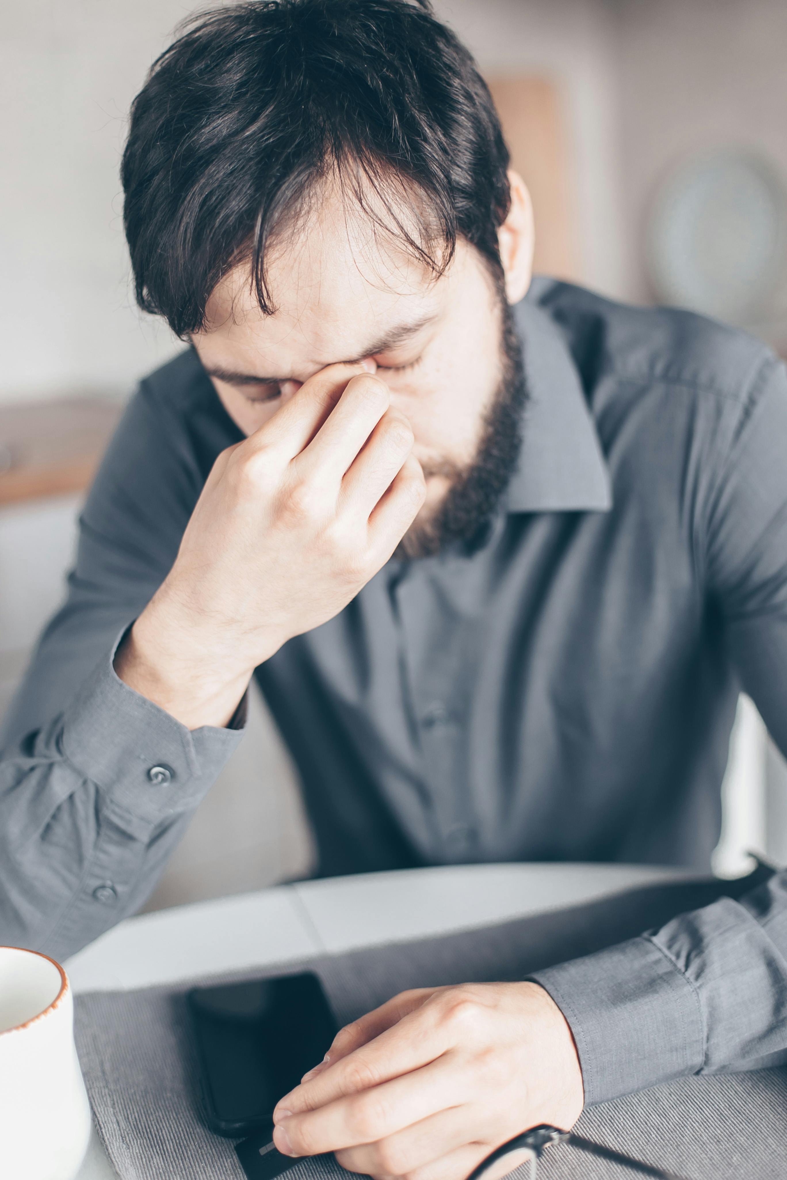Un hombre angustiado | Fuente: Pexels