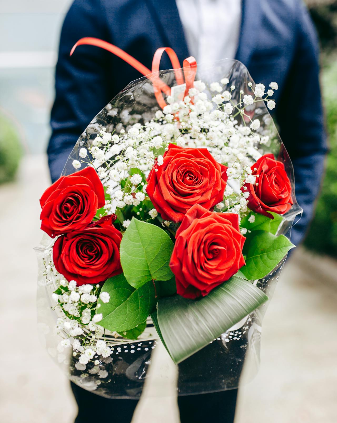 Un hombre con un ramo de flores | Fuente: Pexels