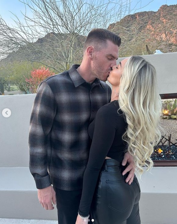 Freddie y Chelsea Freeman posan juntos en una imagen subida el 11 de marzo de 2023 | Fuente: Instagram/chelseafreeman5 | freddiefreem