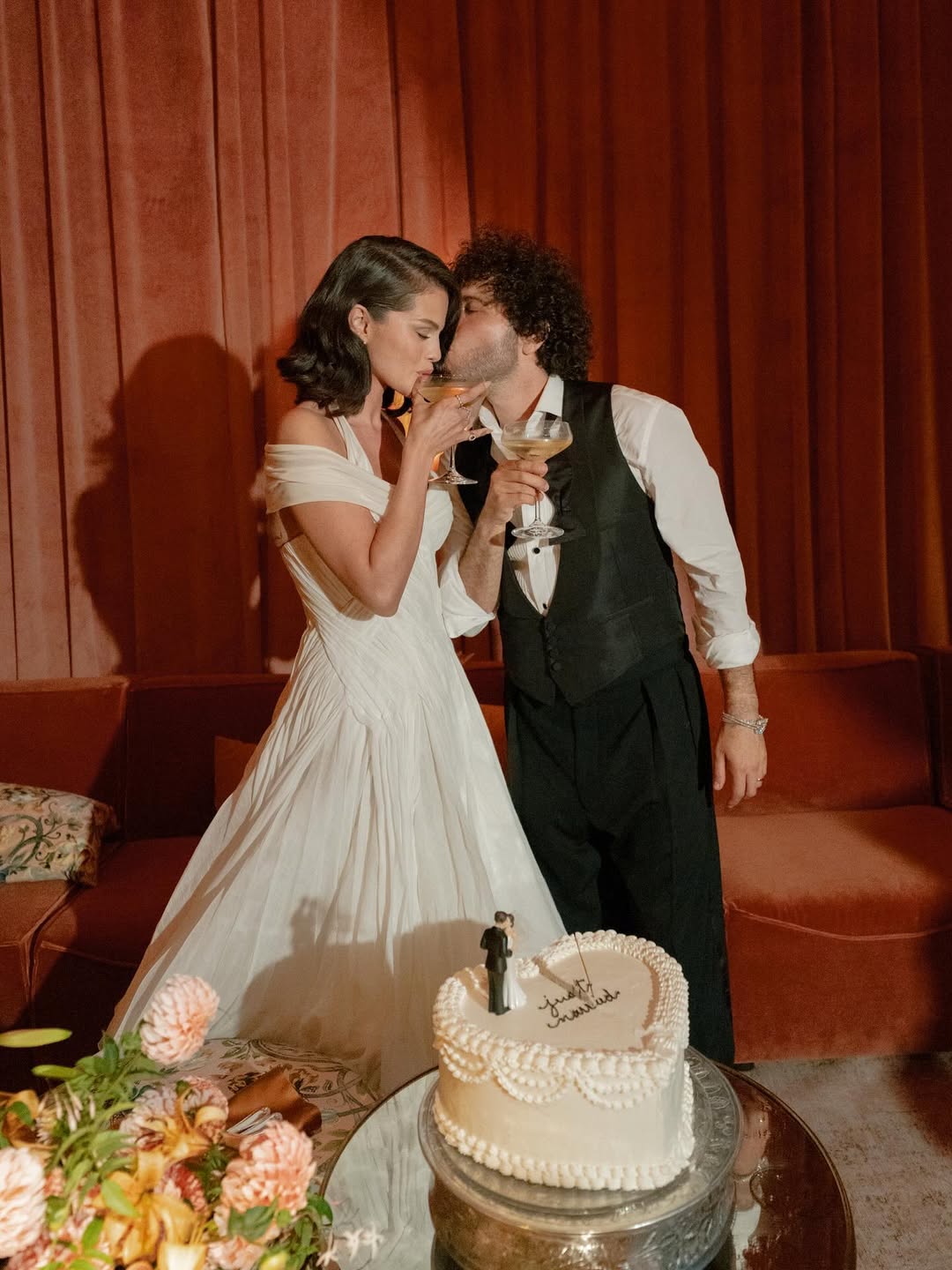 Selena Gómez y Benny Blanco en el momento del brindis | Fuente: Instagram/selenagomez