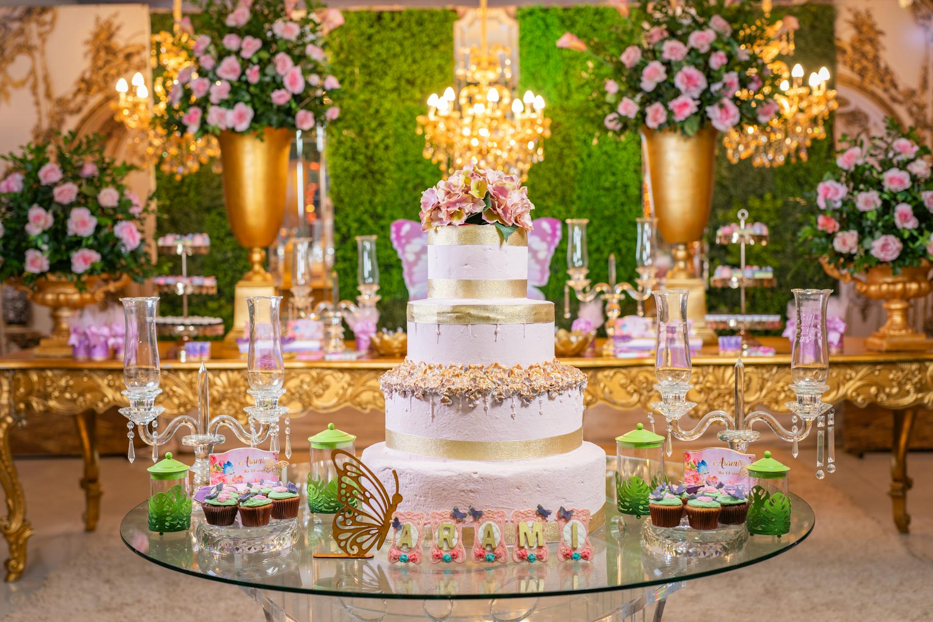 Arreglos florales y un pastel de cumpleaños en un local | Fuente: Pexels