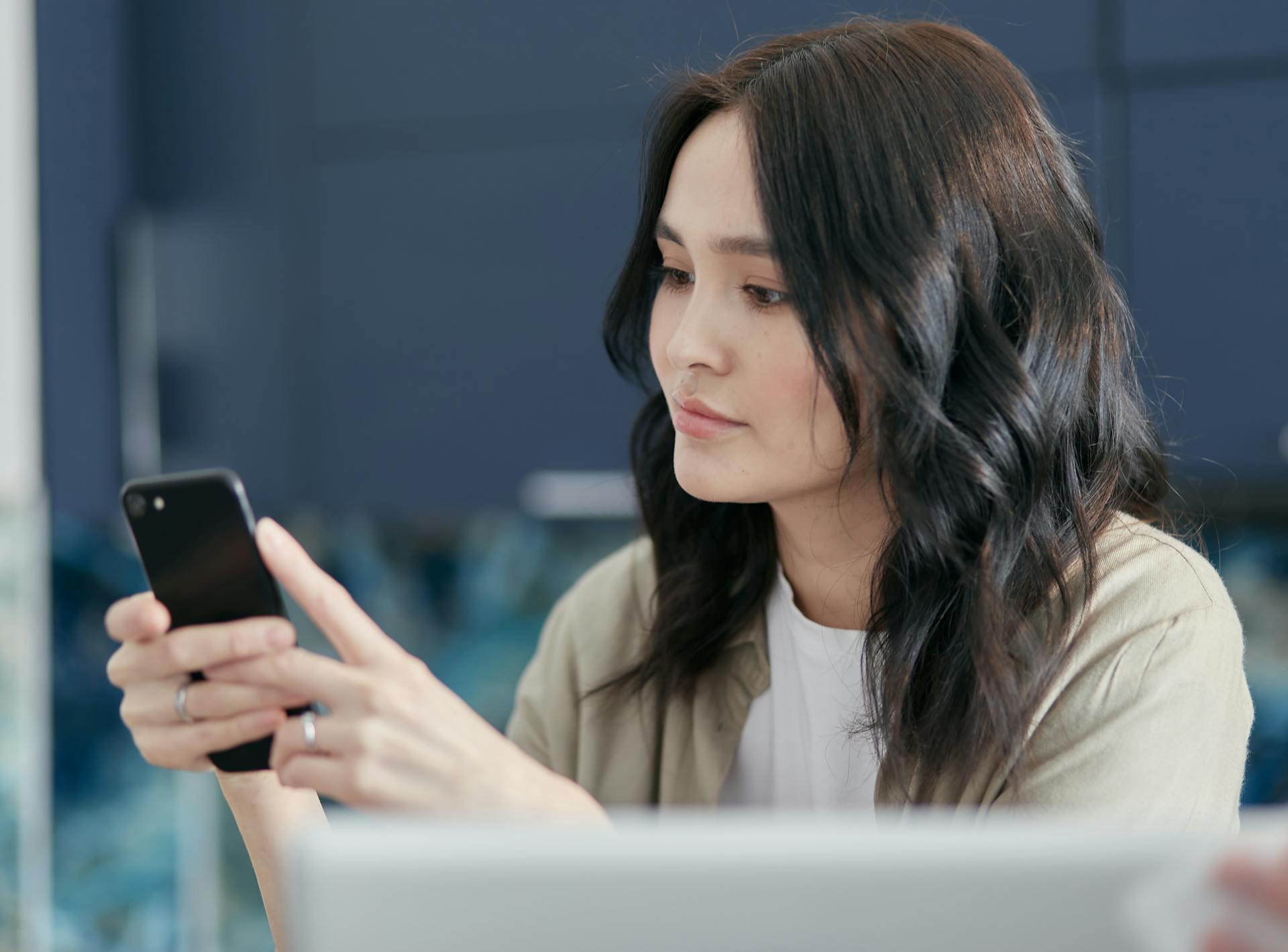 Una mujer escribiendo en su teléfono | Fuente: Pexels