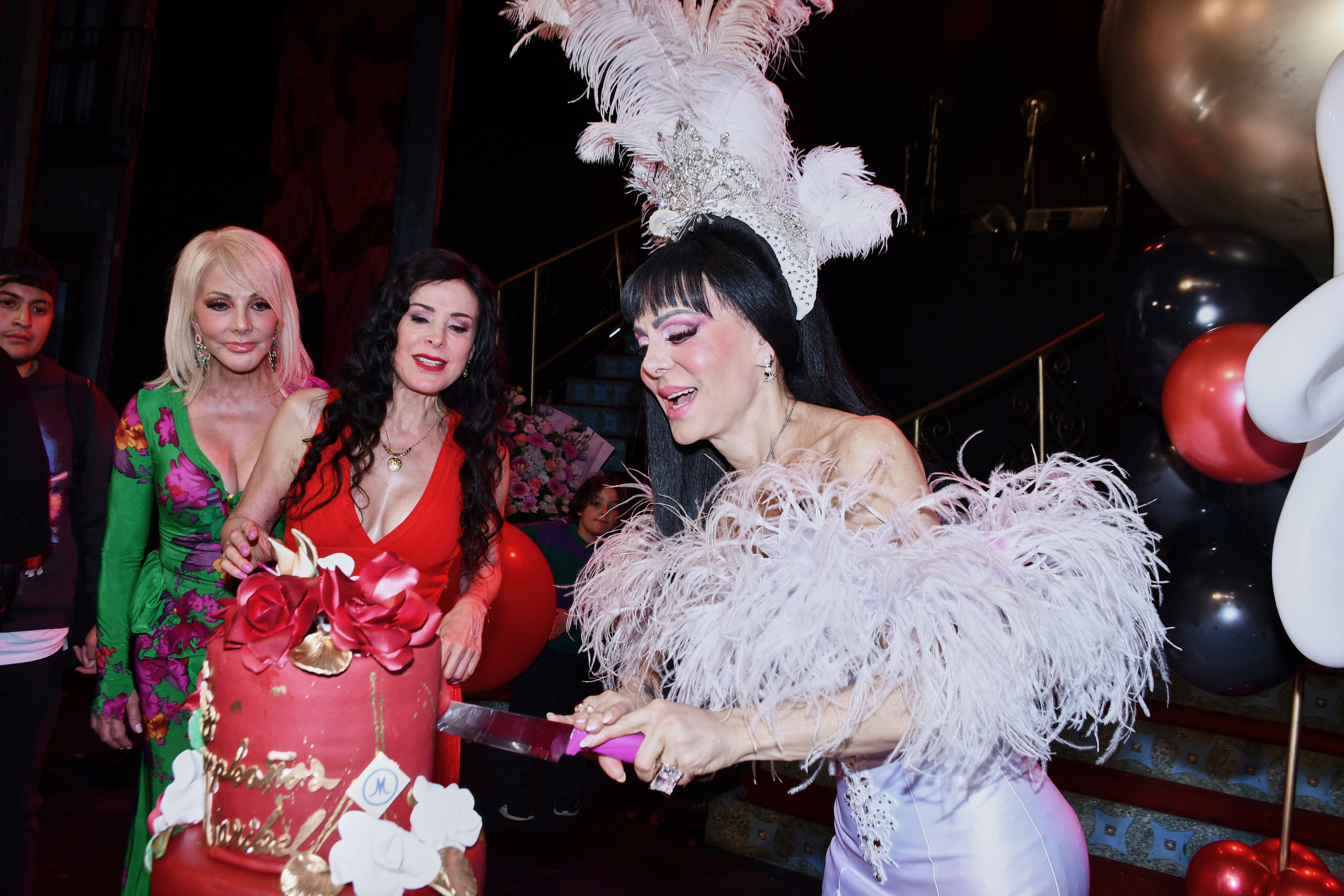Maribel Guardia corta su pastel durante la celebración de su cumpleaños en el Teatro San Rafael el 29 de mayo de 2026 en la Ciudad de México, México. | Fuente: Getty Images