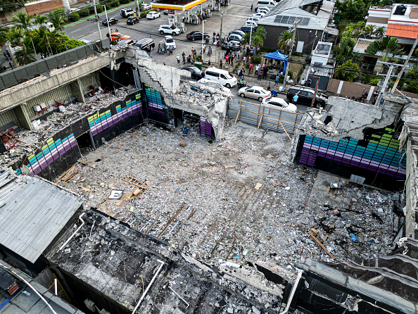 Esta vista aérea muestra la zona despejada tras el colapso del techo en la discoteca Jet Set, en Santo Domingo, el 11 de abril de 2025 | Fuente: Getty Images