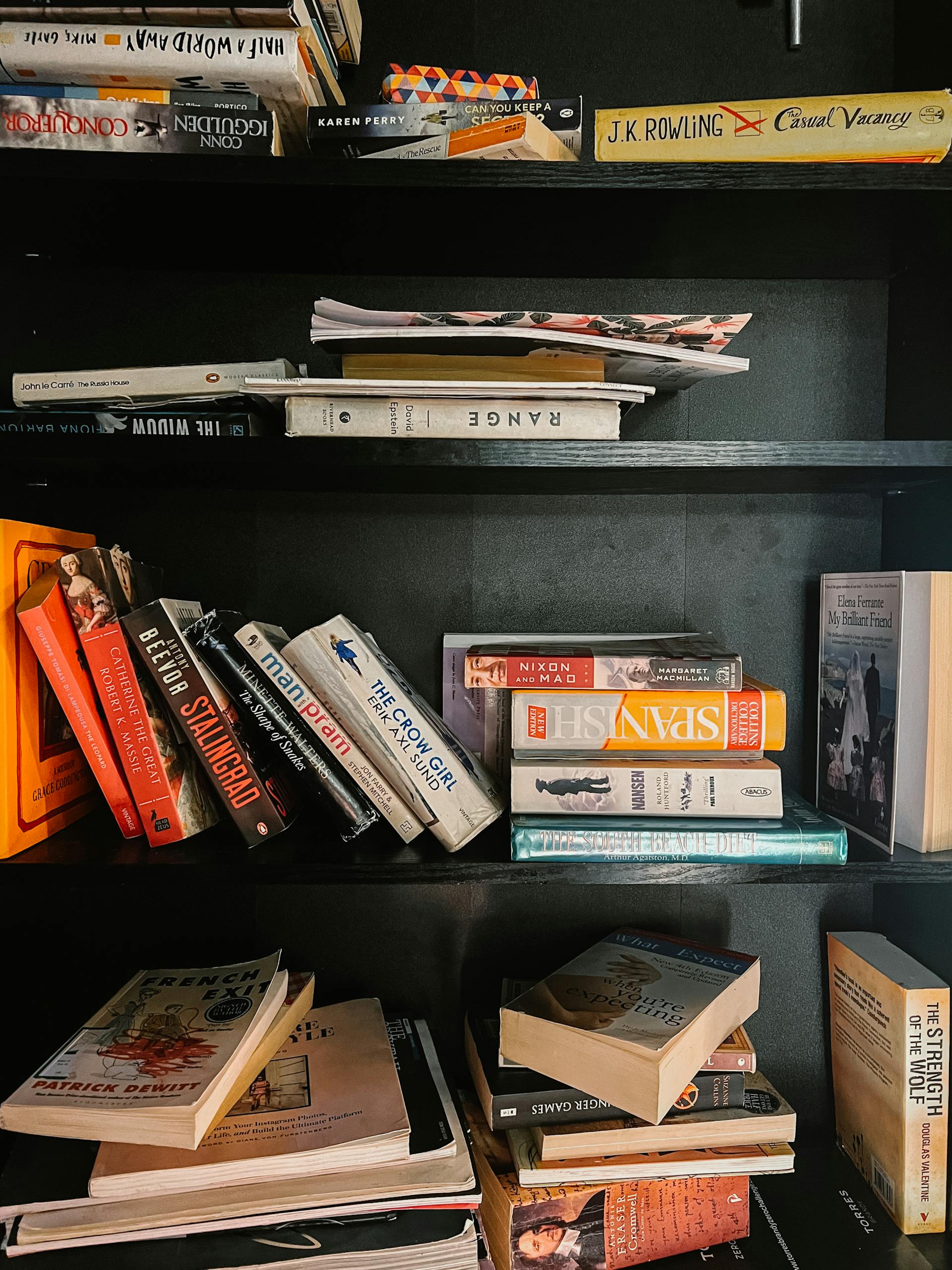 Libros en una estantería | Fuente: Pexels