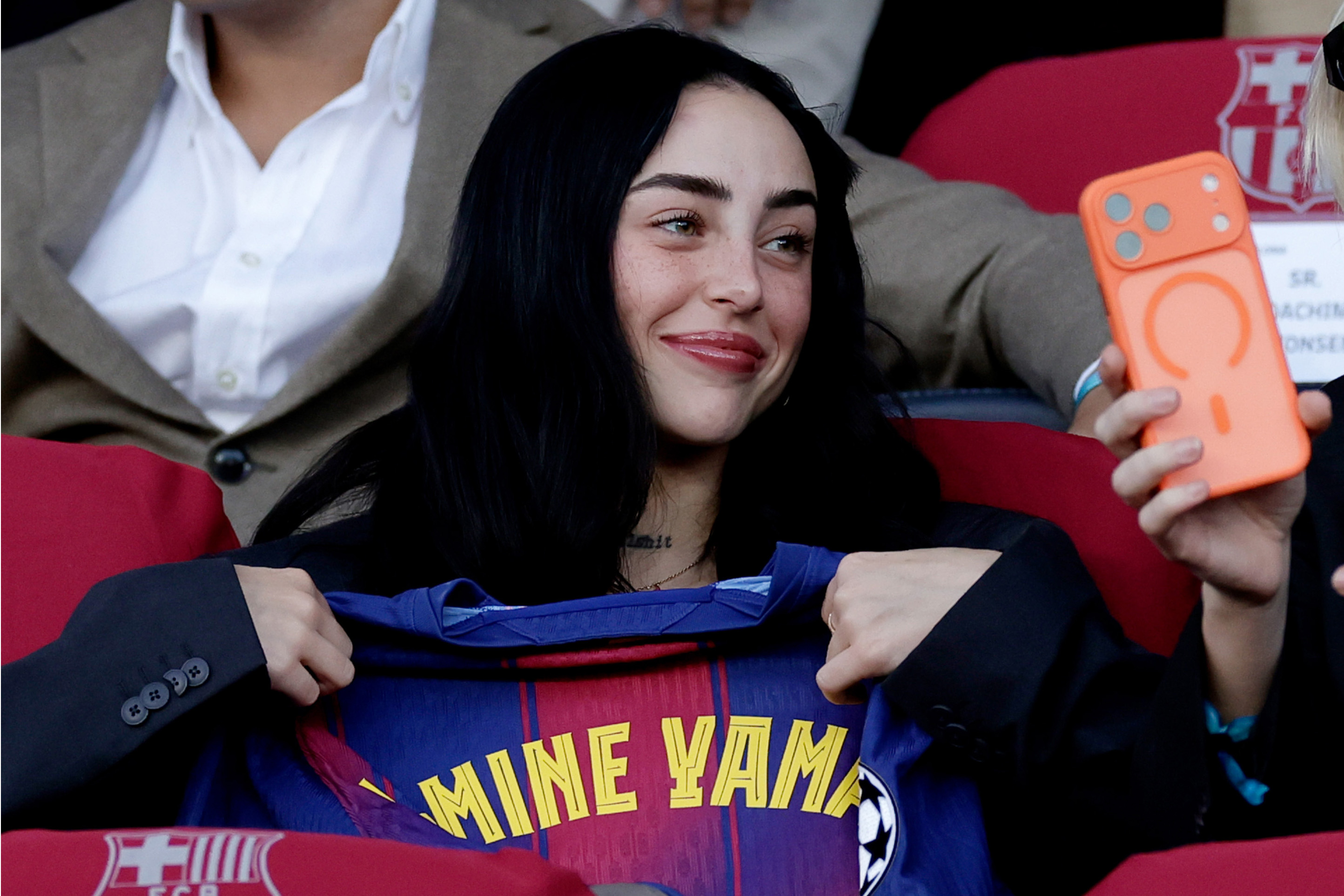 Nicki Nicole en las gradas durante el partido de la UEFA Champions League entre el FC Barcelona y el Olympiakos de El Pireo en el Estadio Olímpico Lluís Companys el 21 de octubre de 2025 en Barcelona, España. | Fuente: Getty Images