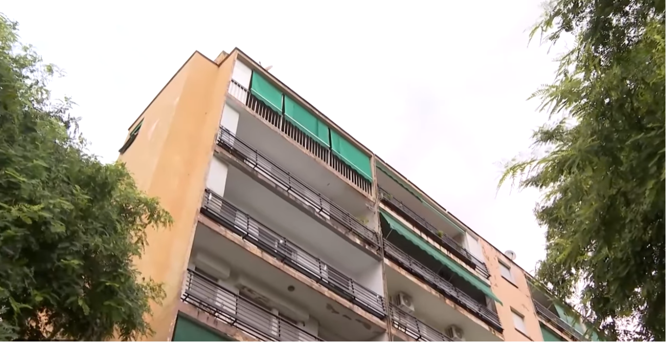 Edificio donde vivía Antonio Famoso | Fuente YouTube/Diario AS