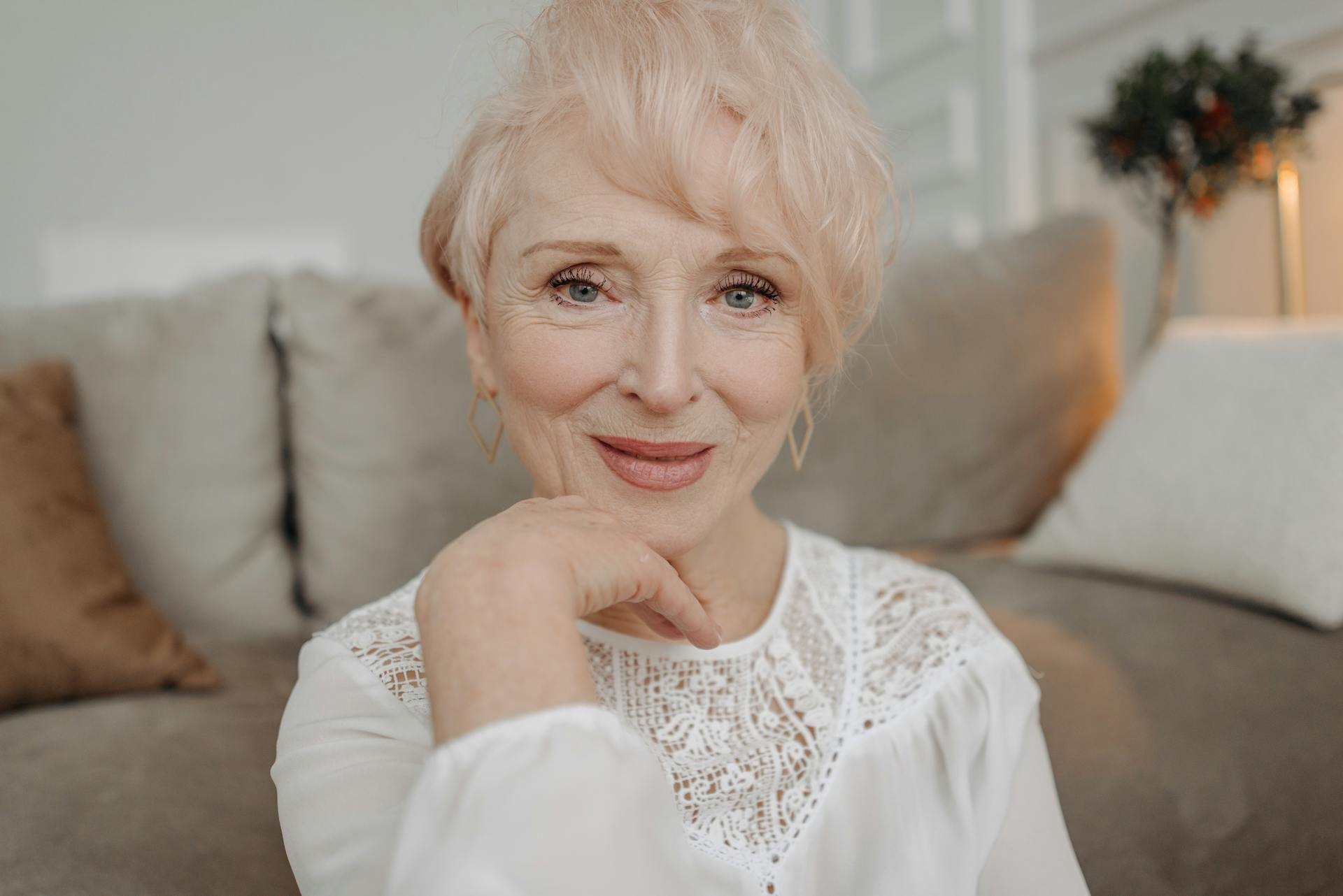 Una mujer mayor sonriente | Fuente: Pexels