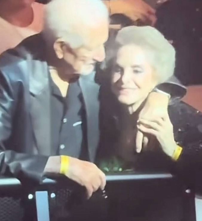 Doña "Cuquita" y su acompañante | Fuente: TikTok.com/famososunivision