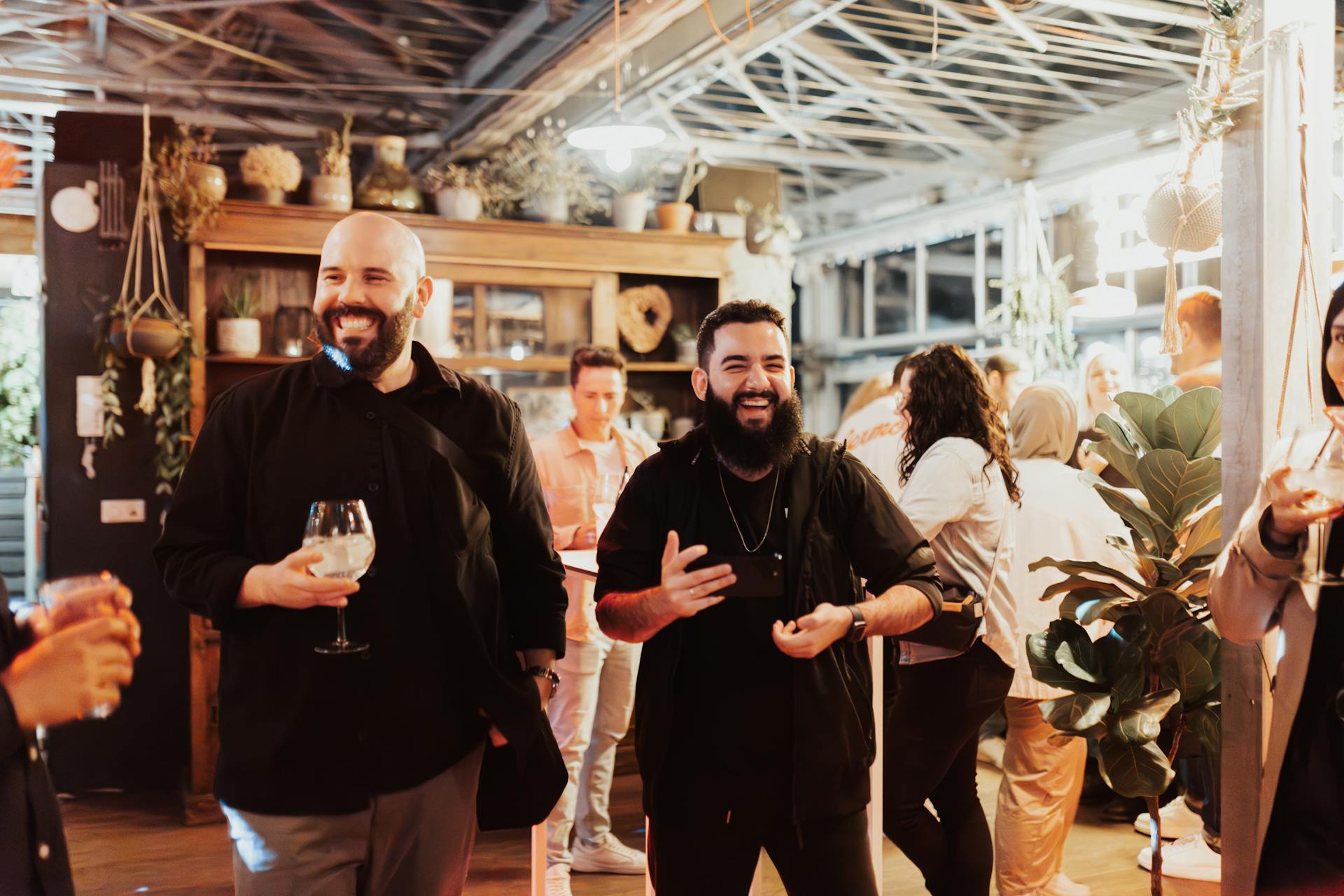Hombres riéndose en una fiesta | Fuente: Pexels