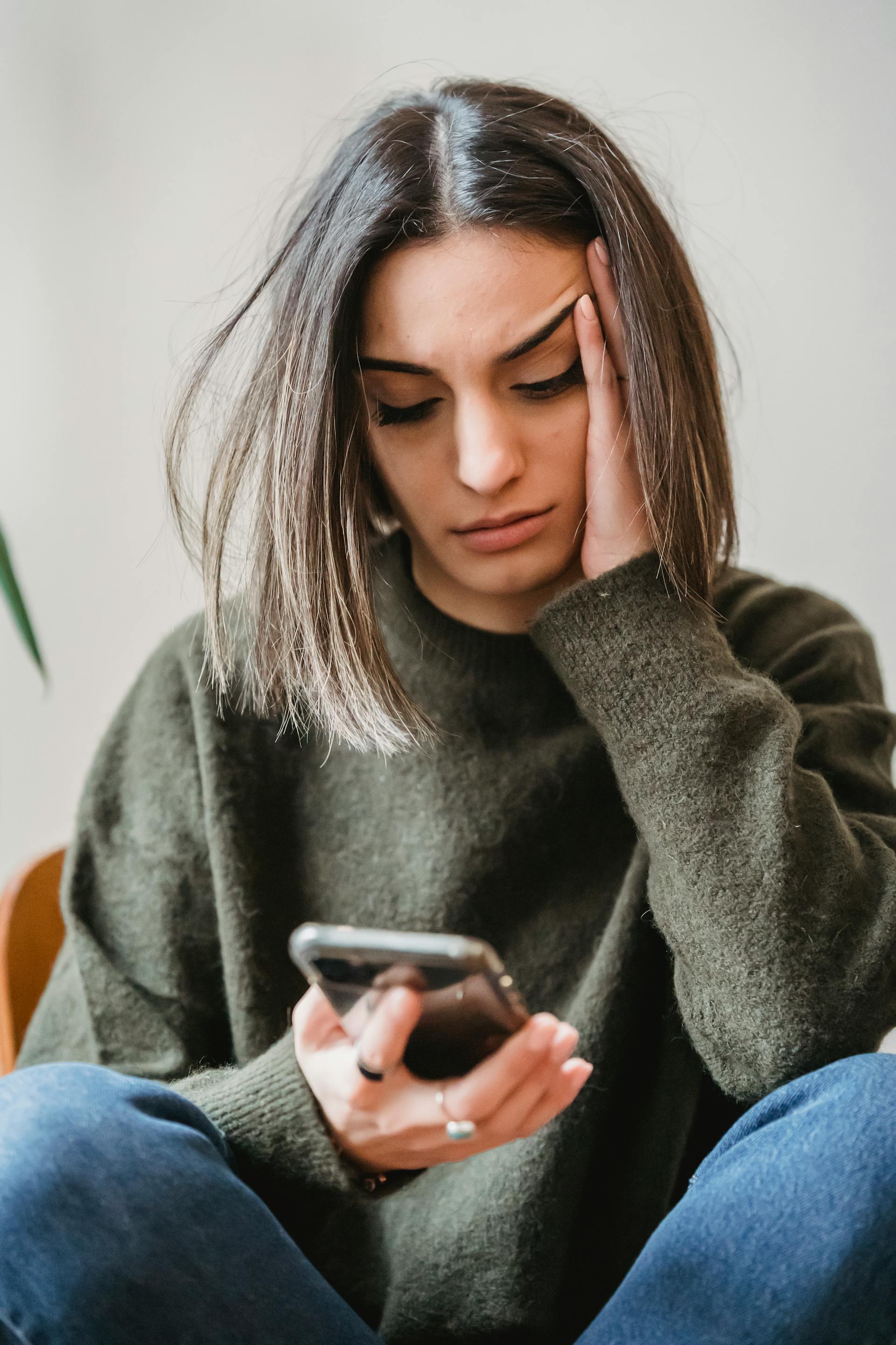 Una mujer mirando su teléfono | Fuente: Pexels