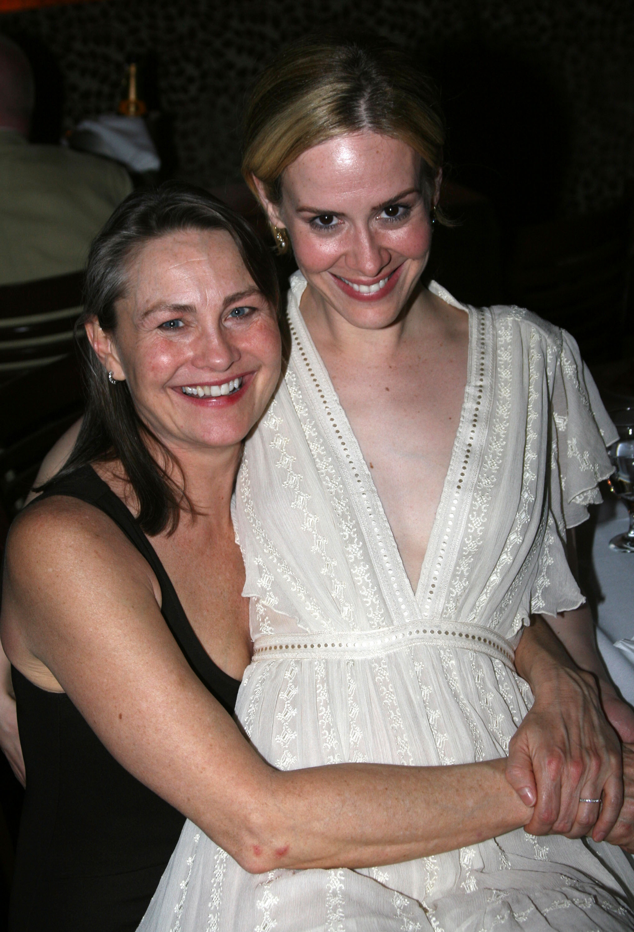Cherry Jones y Sarah Paulson asisten al estreno de "Faith Healer" en Broadway el 4 de mayo de 2006. Las actrices mantuvieron una relación durante aproximadamente cuatro años antes de separarse amistosamente en 2009. | Fuente: Getty Images