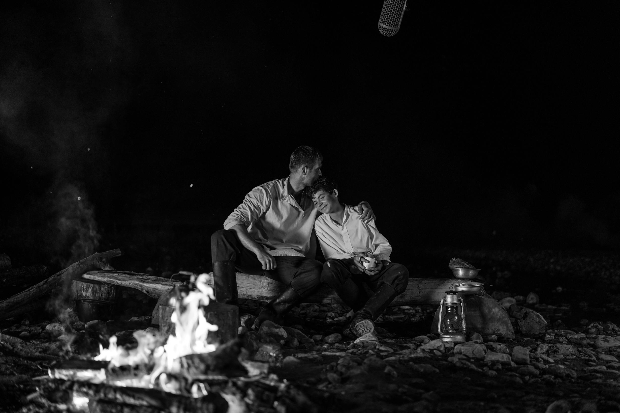 Un padre y su hijo de acampada | Fuente: Pexels