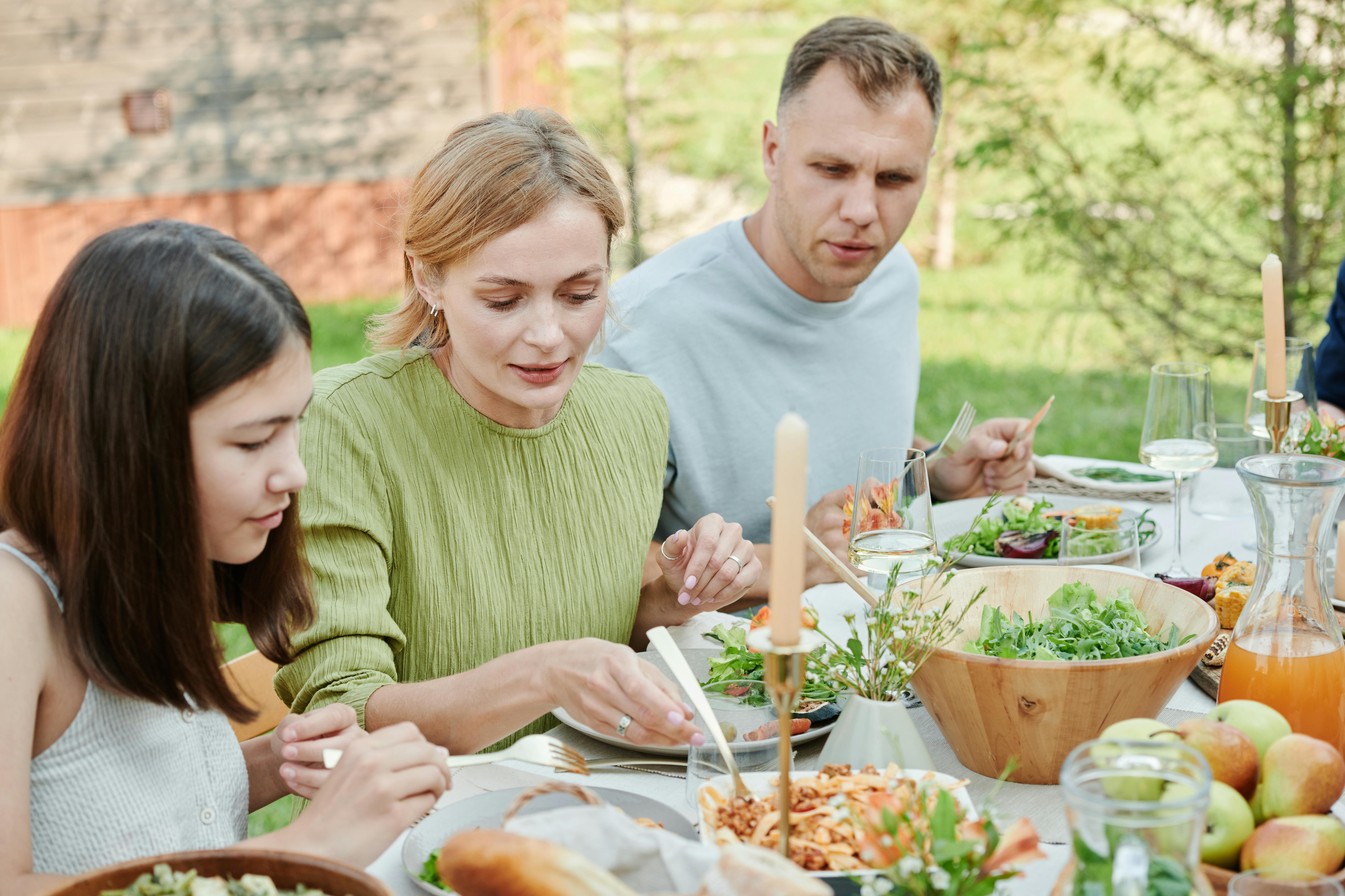 Una familia comiendo junta | Fuente: Pexels