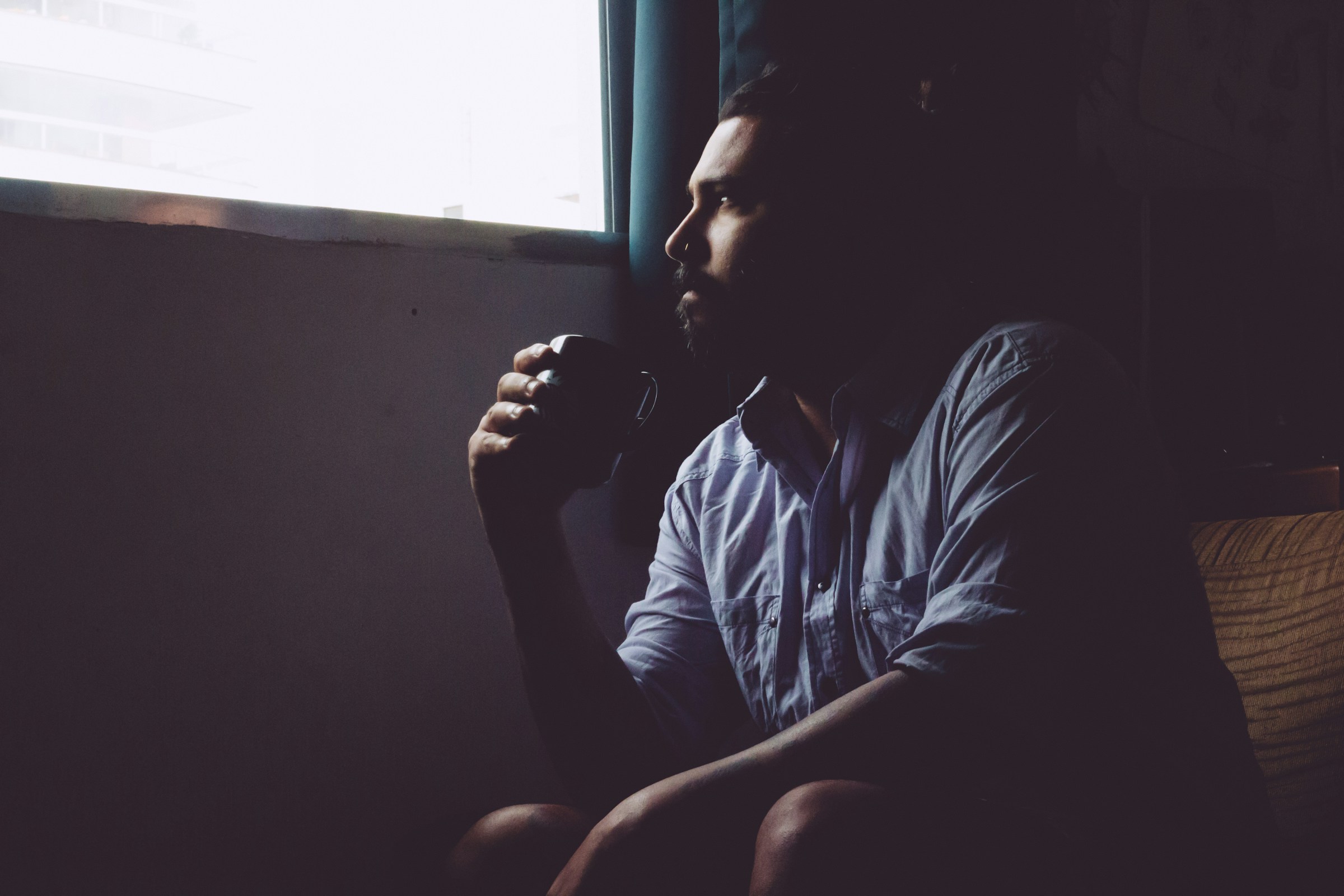Un hombre con una taza en la mano | Fuente: Unsplash