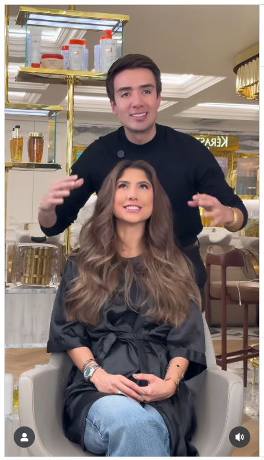 "Micky Hair" atendiendo a una cliente en su salón de belleza. | Fuente: instagram.com/micky_hair