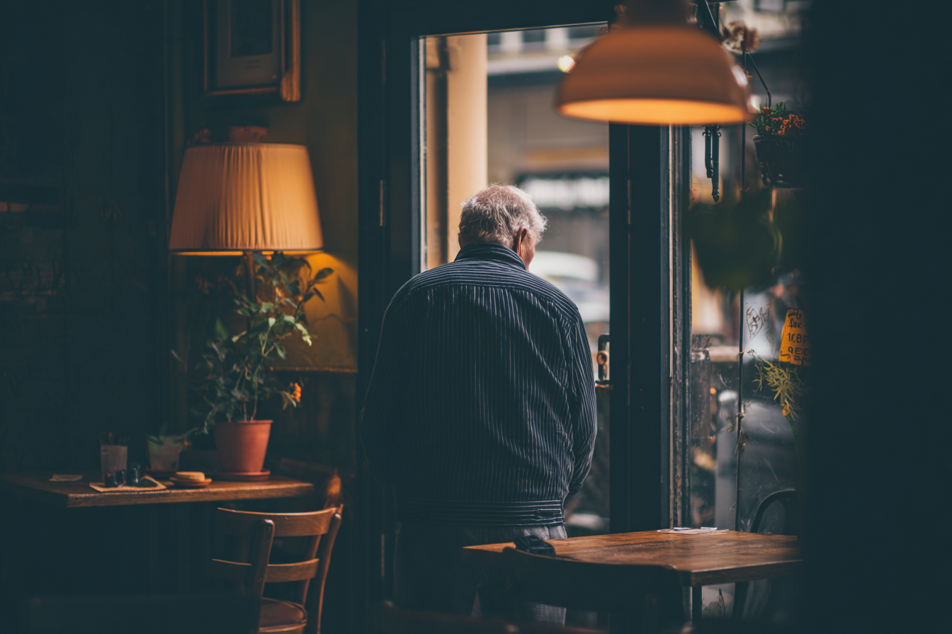 Un hombre en un café | Fuente: Midjourney