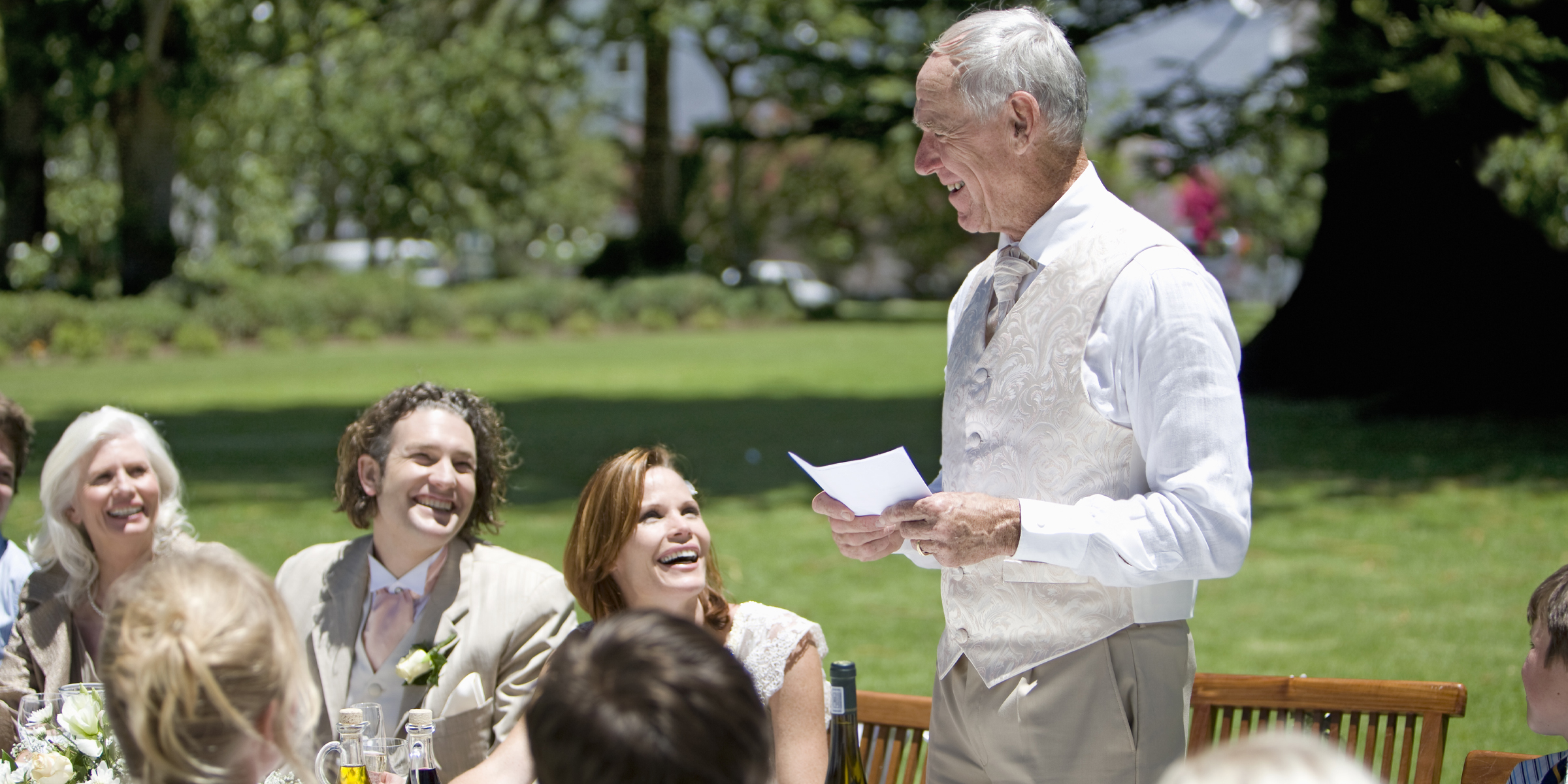 Un hombre dando un discurso en una boda | Fuente: Shutterstock