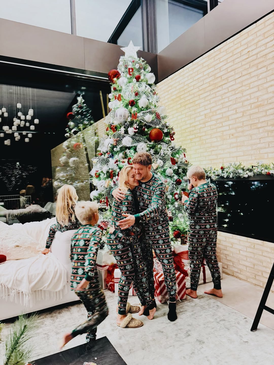 Luisana Lopilato y Michael Bublé compartiendo junto a sus hijos mientras colocan adornos al árbol de Navidad de su casa | Fuente: Instagram/luisanalopilato