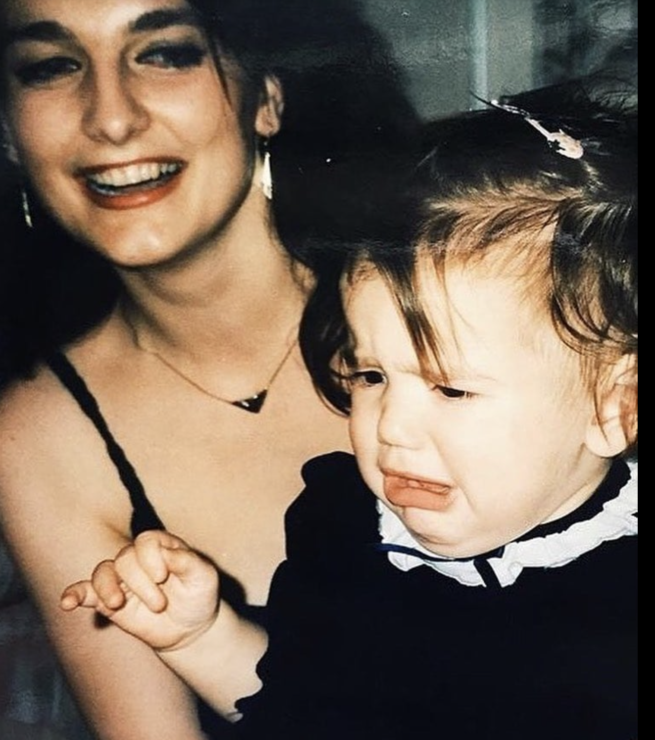 La famosa cantante y su madre de un post fechado el 28 de junio de 2021. | Fuente: Facebook/Dua Lipa