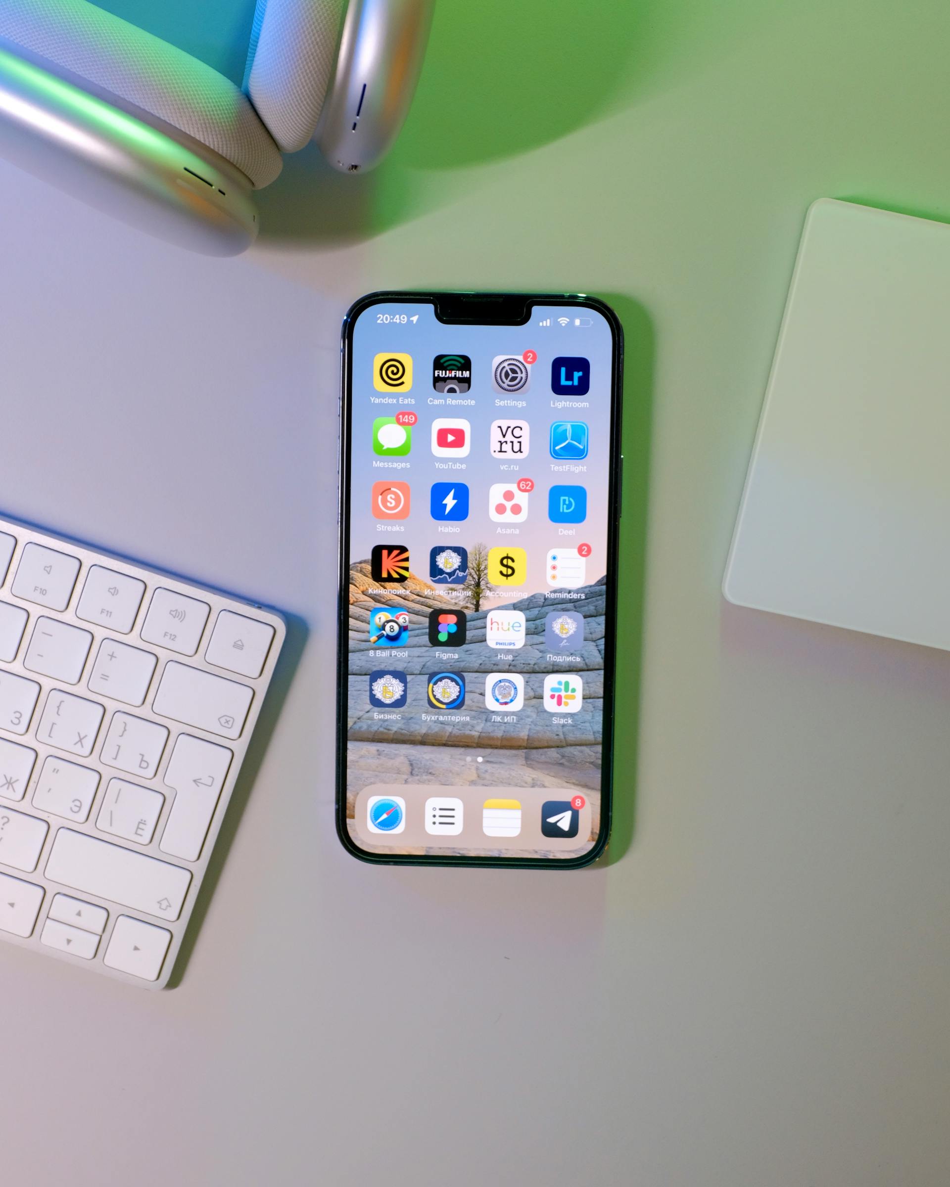 Un móvil junto a un teclado | Fuente: Pexels