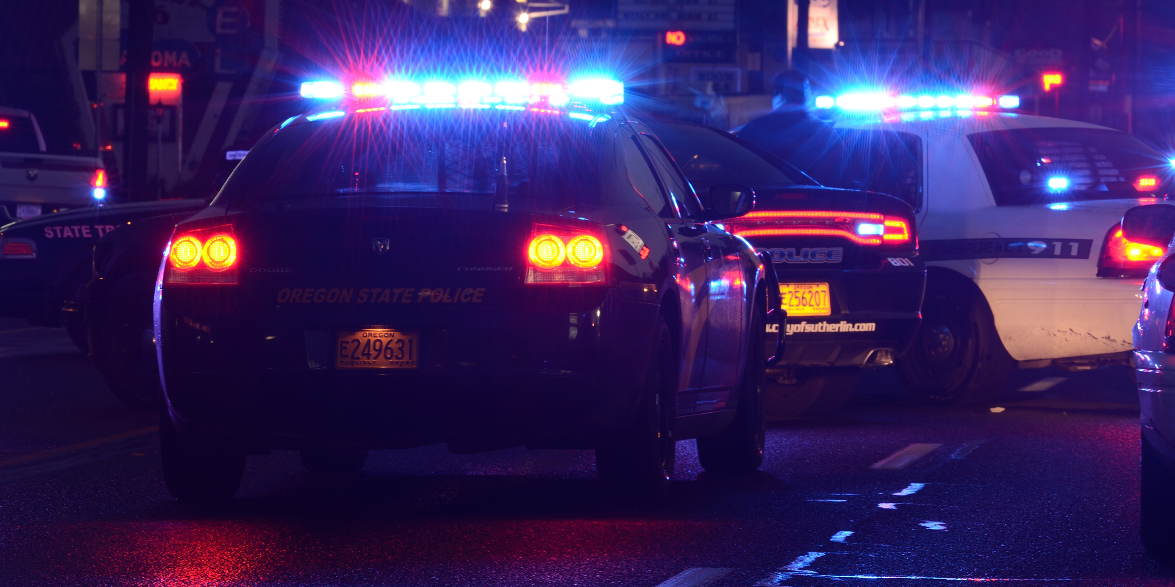 Automóviles de policía de noche | Fuente: Shutterstock