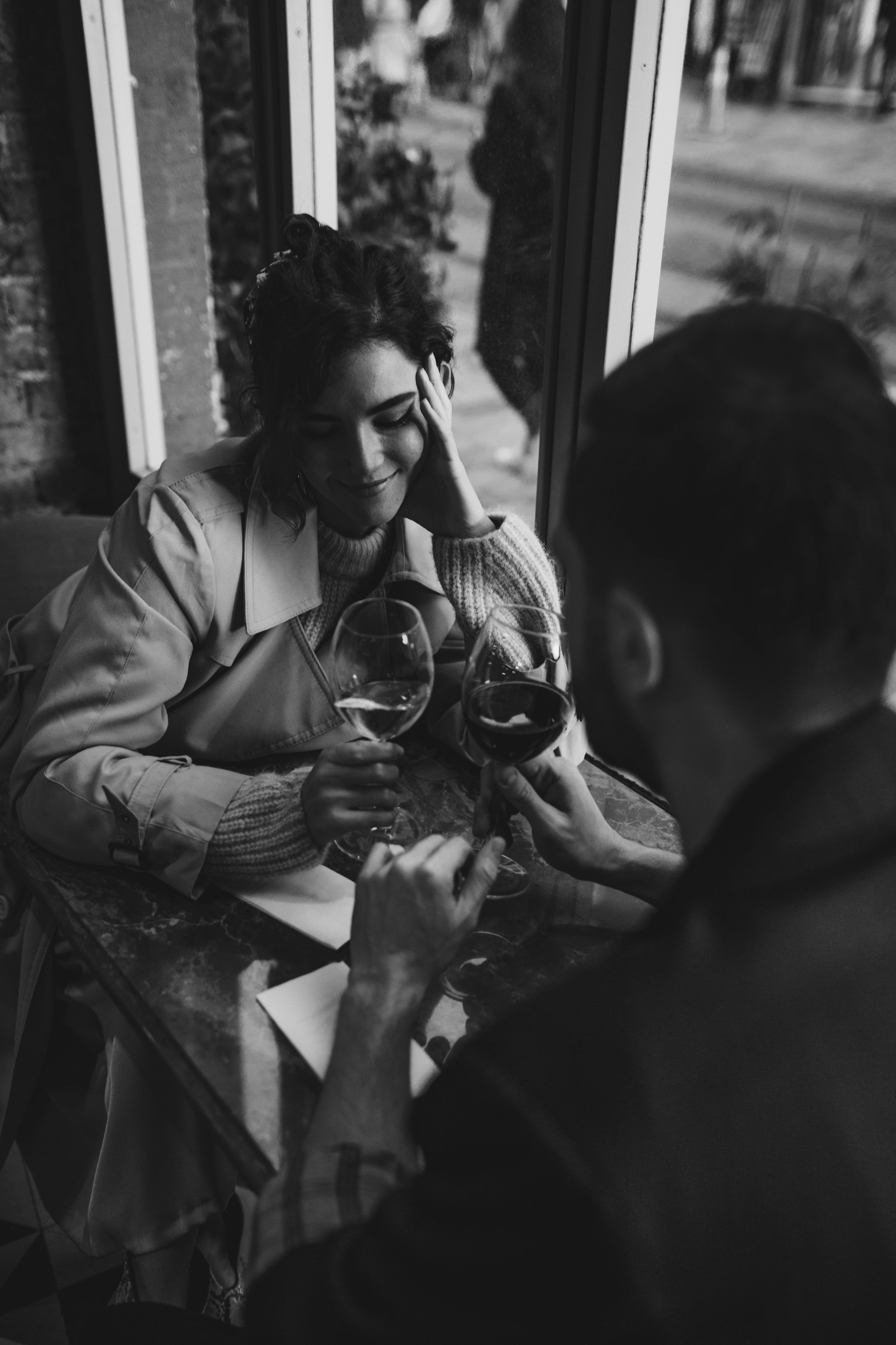 Una pareja feliz en un restaurante | Fuente: Pexels