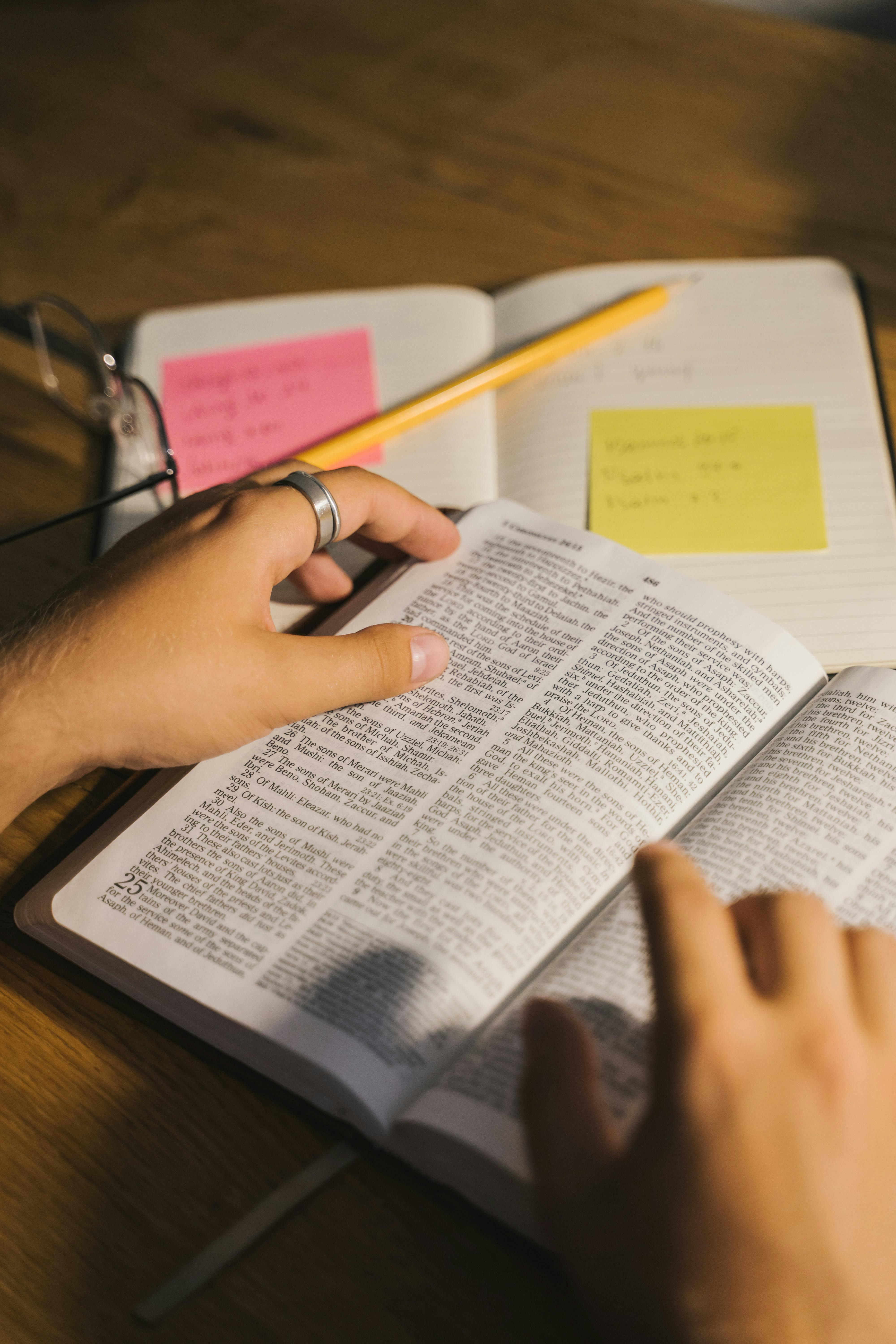 Una persona leyendo una Biblia | Fuente: Pexels