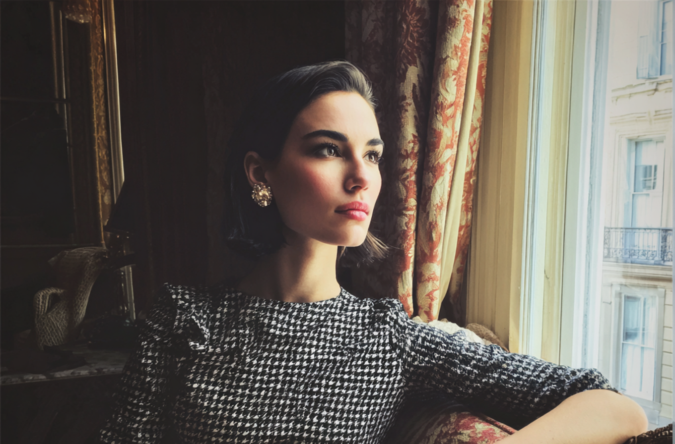 Una mujer pensativa sentada en un sofá | Fuente: Midjourney