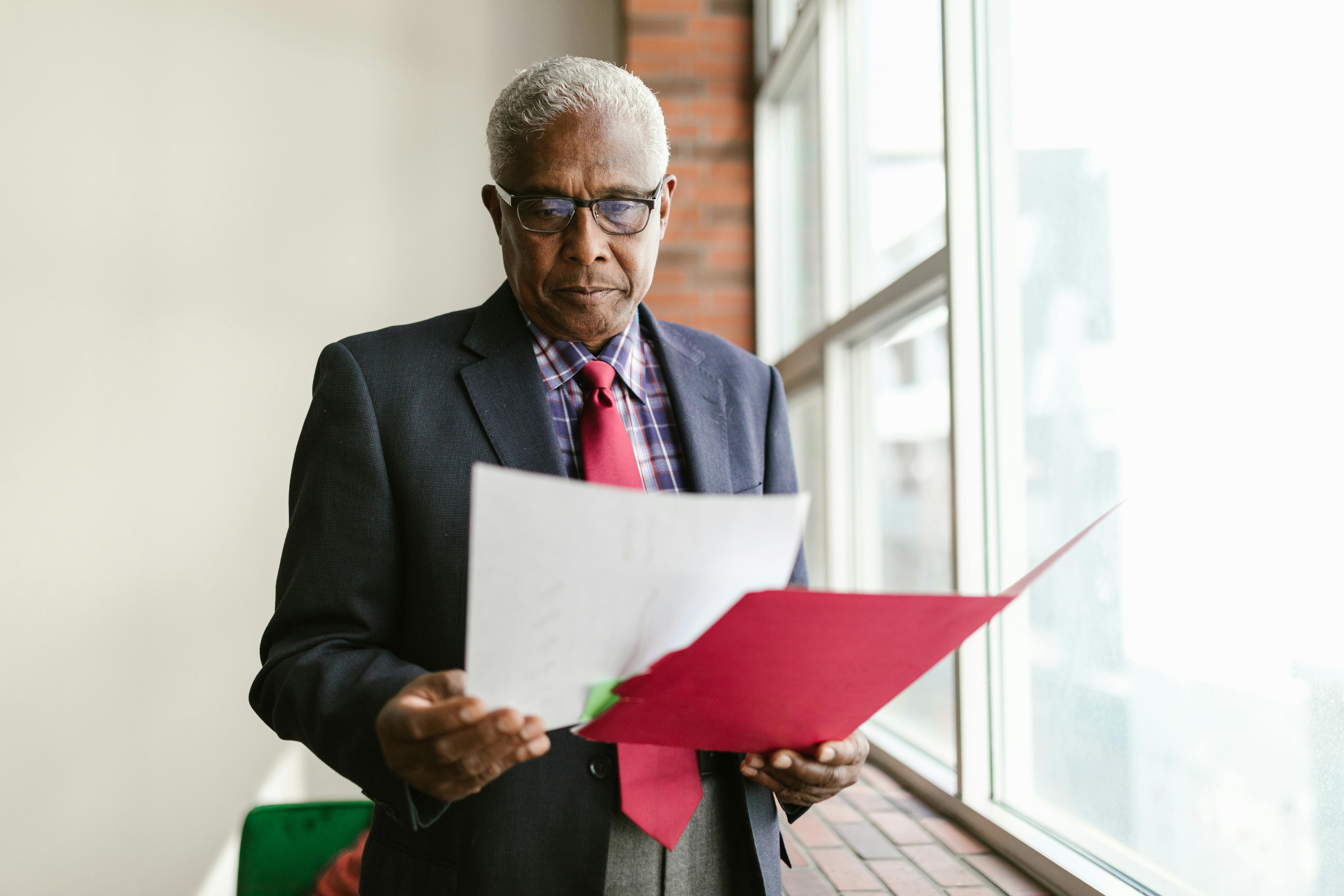 Un hombre leyendo un documento | Fuente: Pexels