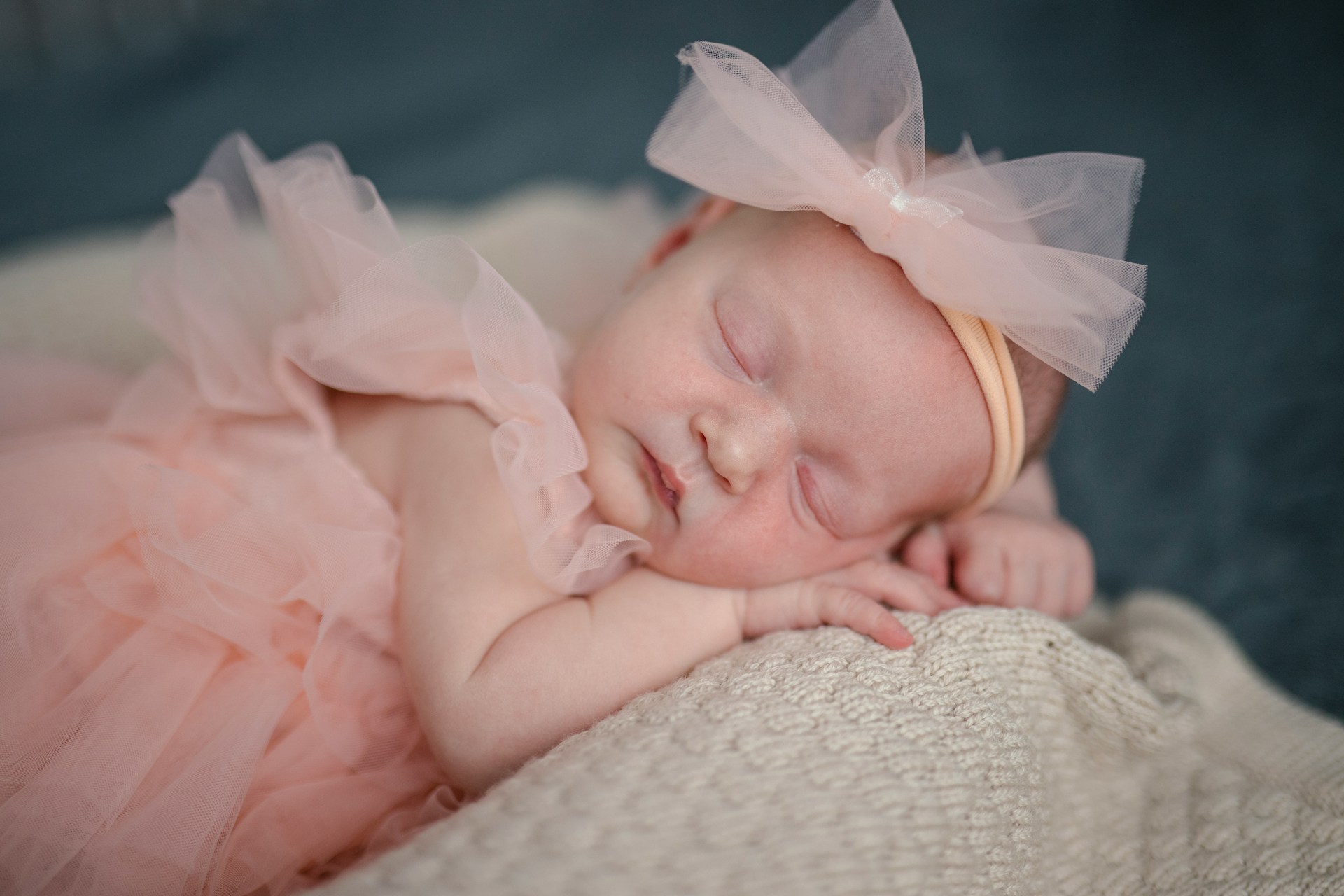 Una adorable niña profundamente dormida | Fuente: Unsplash