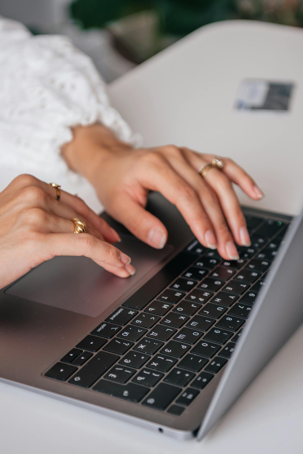 Una mujer usando su portátil | Fuente: Pexels