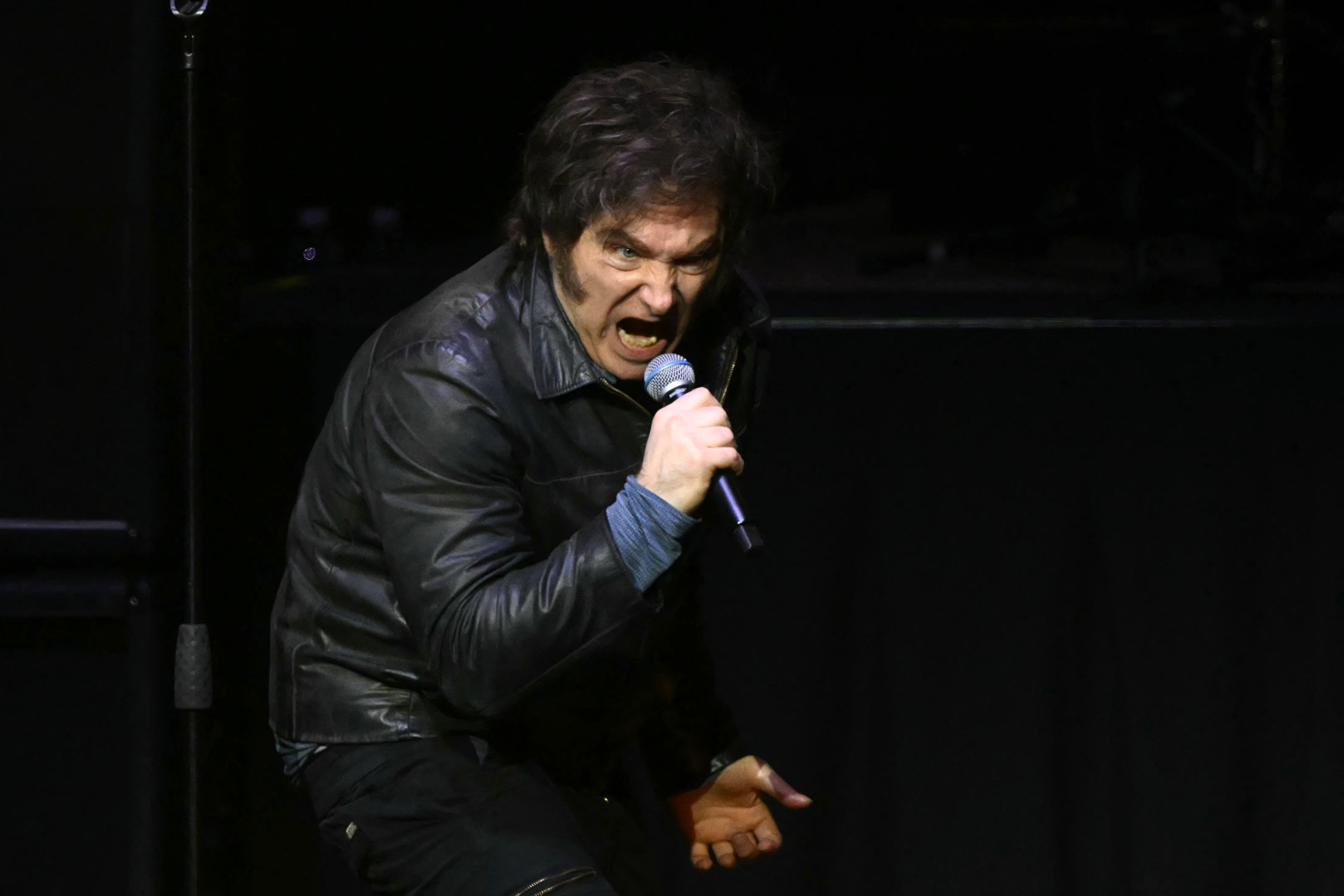El presidente de Argentina, Javier Milei, canta durante la presentación de su nuevo libro, "La construcción del milagro", en el Movistar Arena de Buenos Aires, el 6 de octubre de 2025. | Fuente: Getty Images