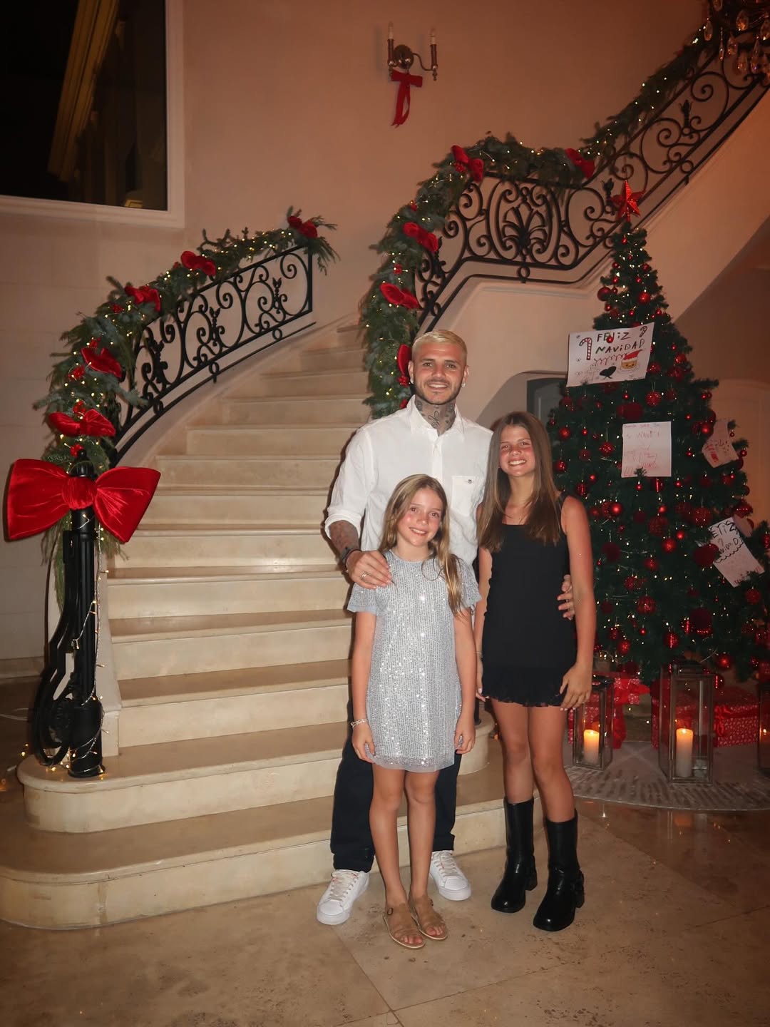 Mauro Icardi junto a sus hijas rodeados de decoraciones navideñas | Fuente: Instagram/mauroicardi
