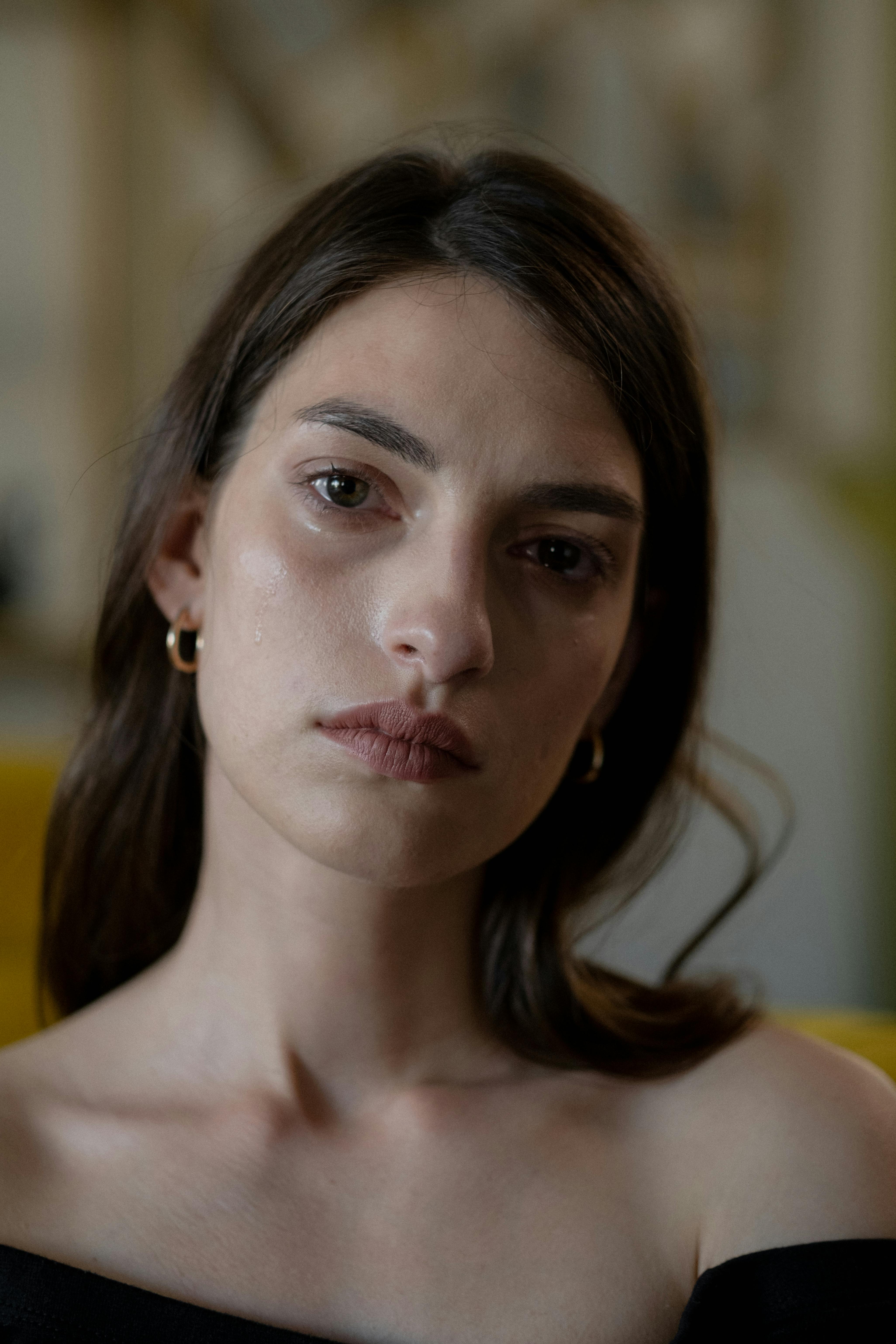 Una mujer triste y con los ojos llorosos | Fuente: Pexels