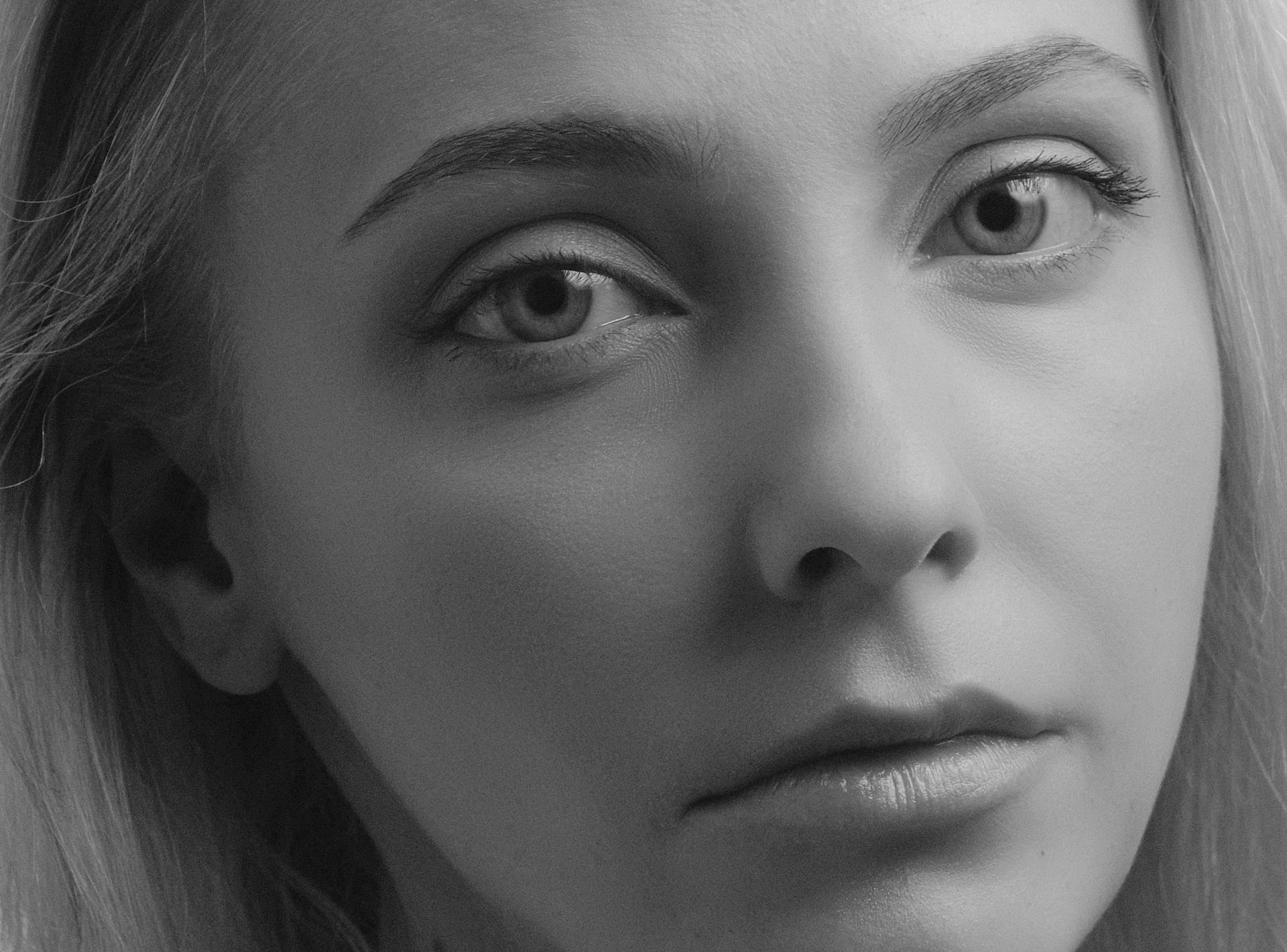 Foto en escala de grises del rostro de una mujer | Fuente: Pexels