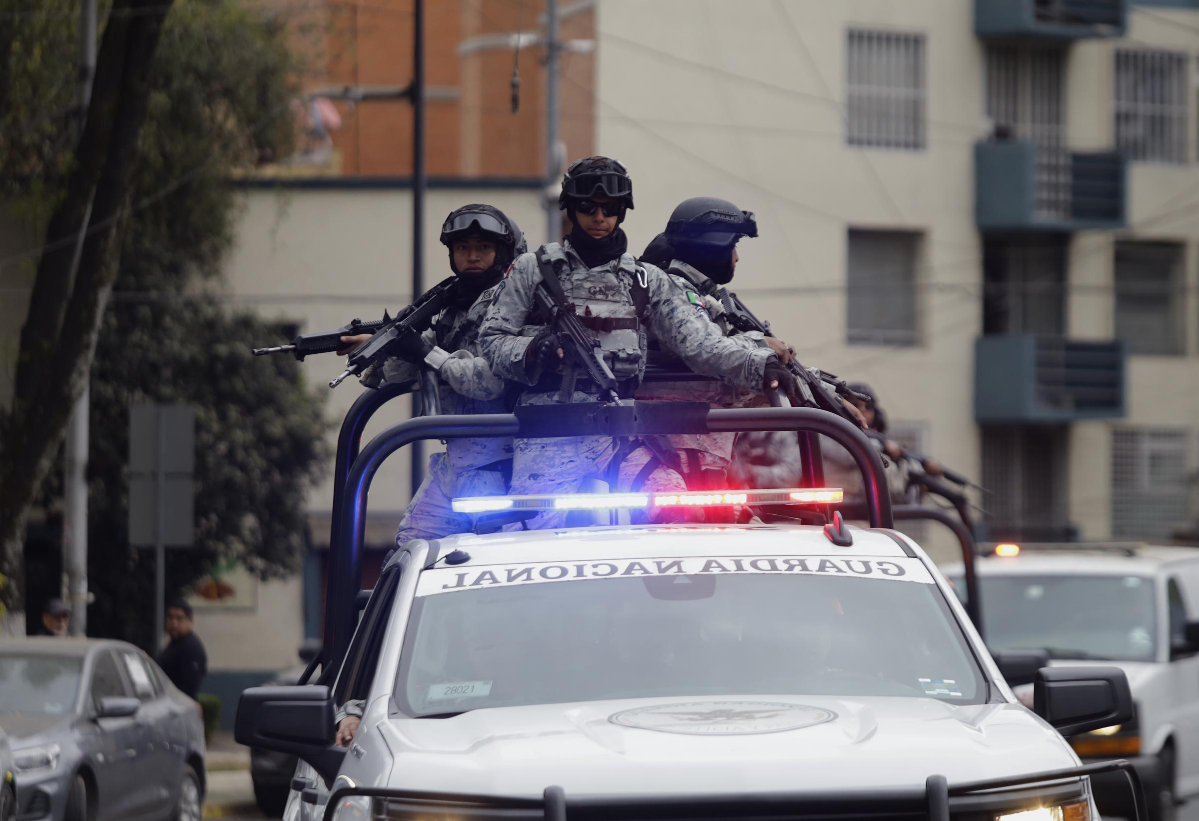 Miembros de la Guardia Nacional llevan a cabo una operación en la Ciudad de México, México, el 22 de febrero de 2026, después de que fuerzas federales abatieran a Nemesio Oseguera Cervantes, alias ''El Mencho'', en Guadalajara. | Fuente: Getty Images