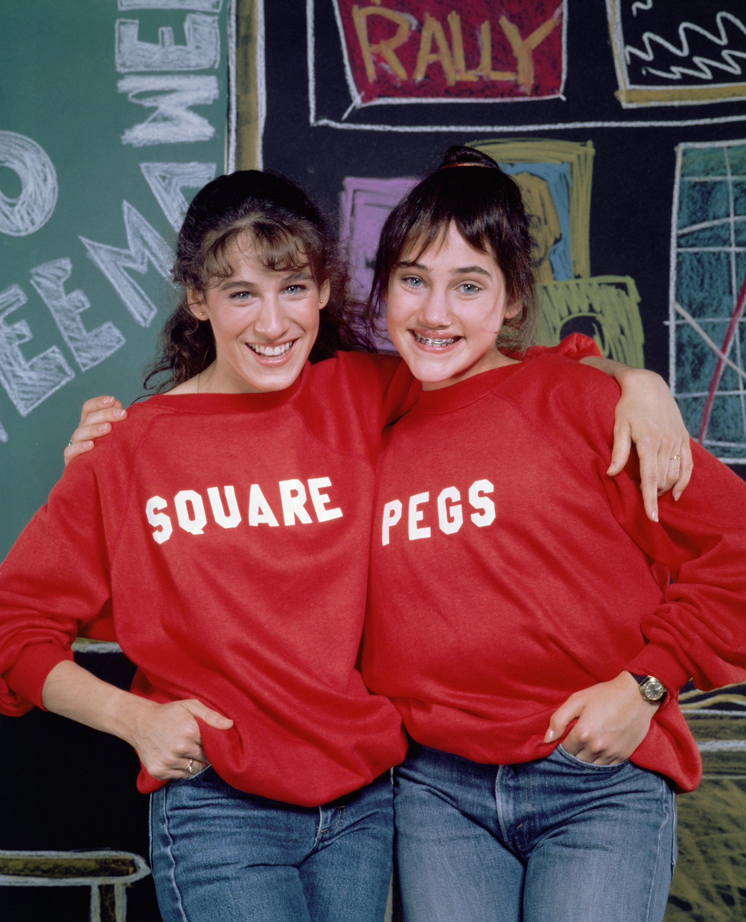 Sarah Jessica Parker y Amy Linker posando como sus personajes de "Square Pegs" en 1982 | Fuente: Getty Images