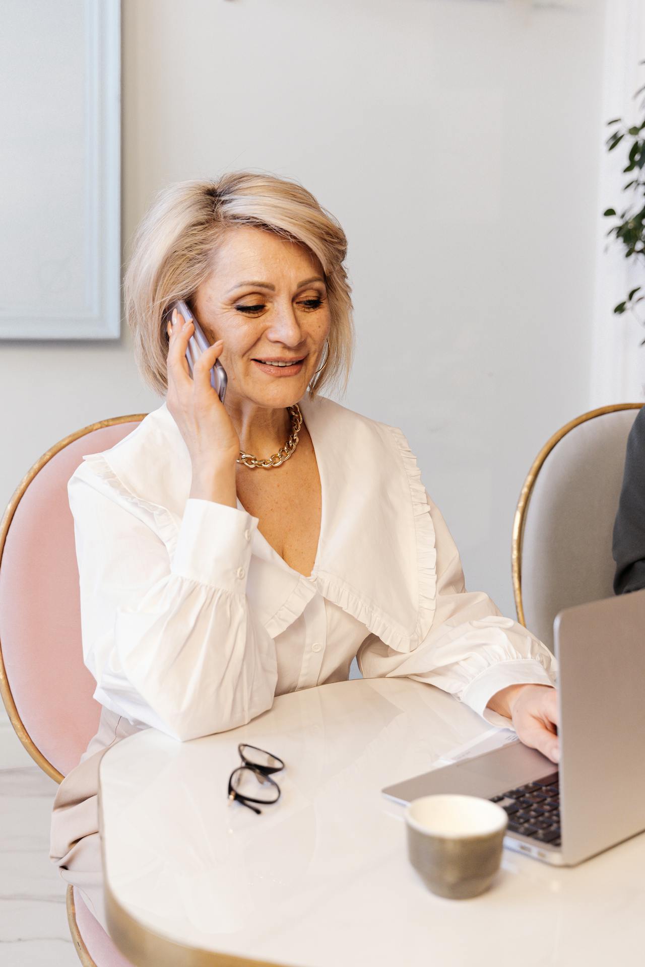 Una elegante mujer mayor hablando por teléfono | Fuente: Pexels