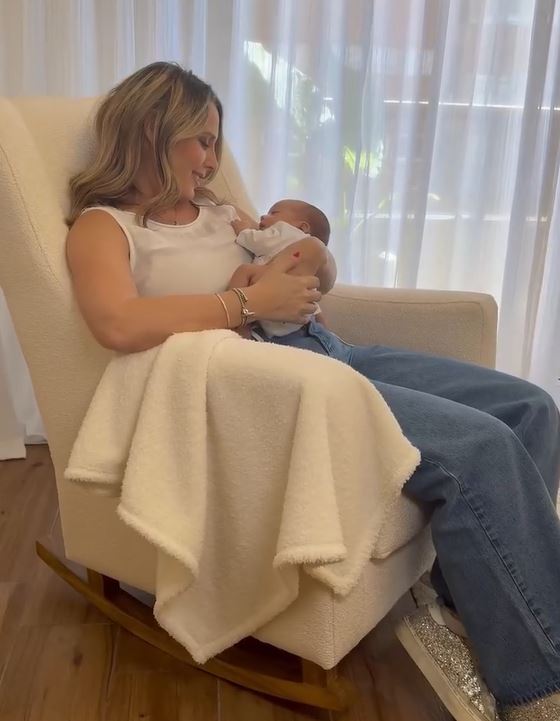 Rocío Marengo descansa con su bebé | Fuente: Instagram/marengorocio