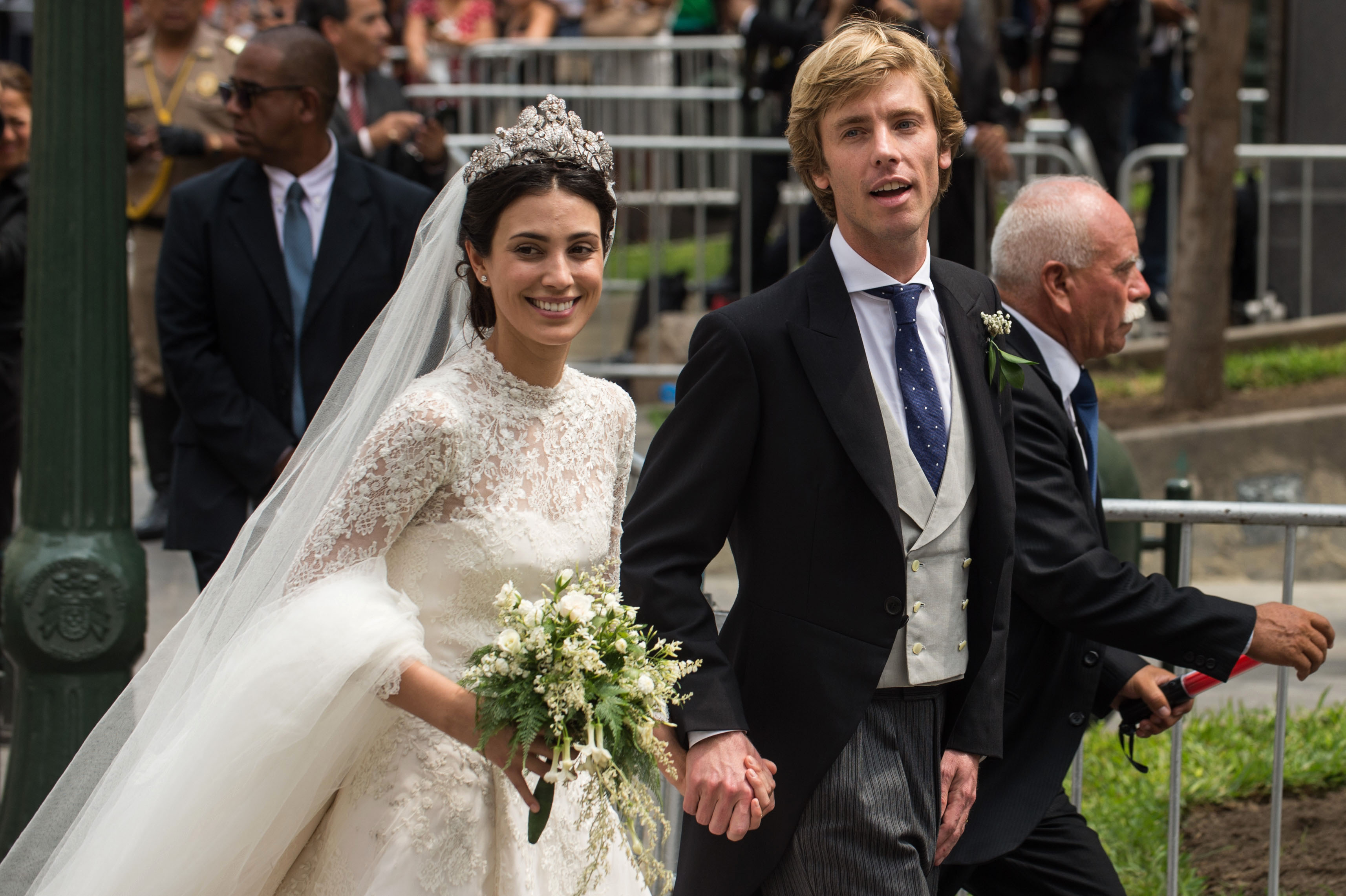 Alessandra de Osma y su esposo, el príncipe Christian de Hannover, salen de la iglesia de San Pedro en Lima, tras su ceremonia nupcial, el 16 de marzo de 2018. | Fuente: Getty Images