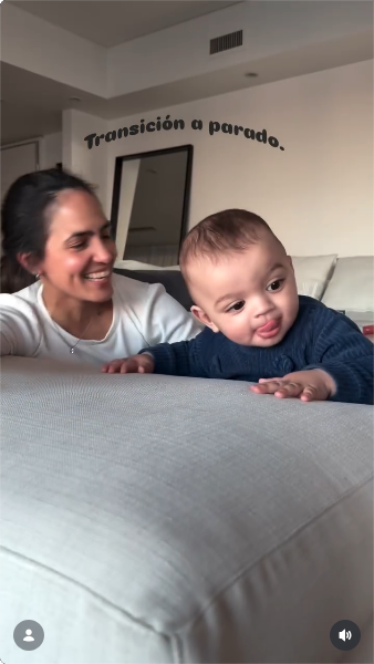 Verónica Aira, kinesiología pediátrica, junto a Isidro durante su guía personalizada en el hogar familiar de Rocío Marengo | Fuente: Instagram/veroairakine