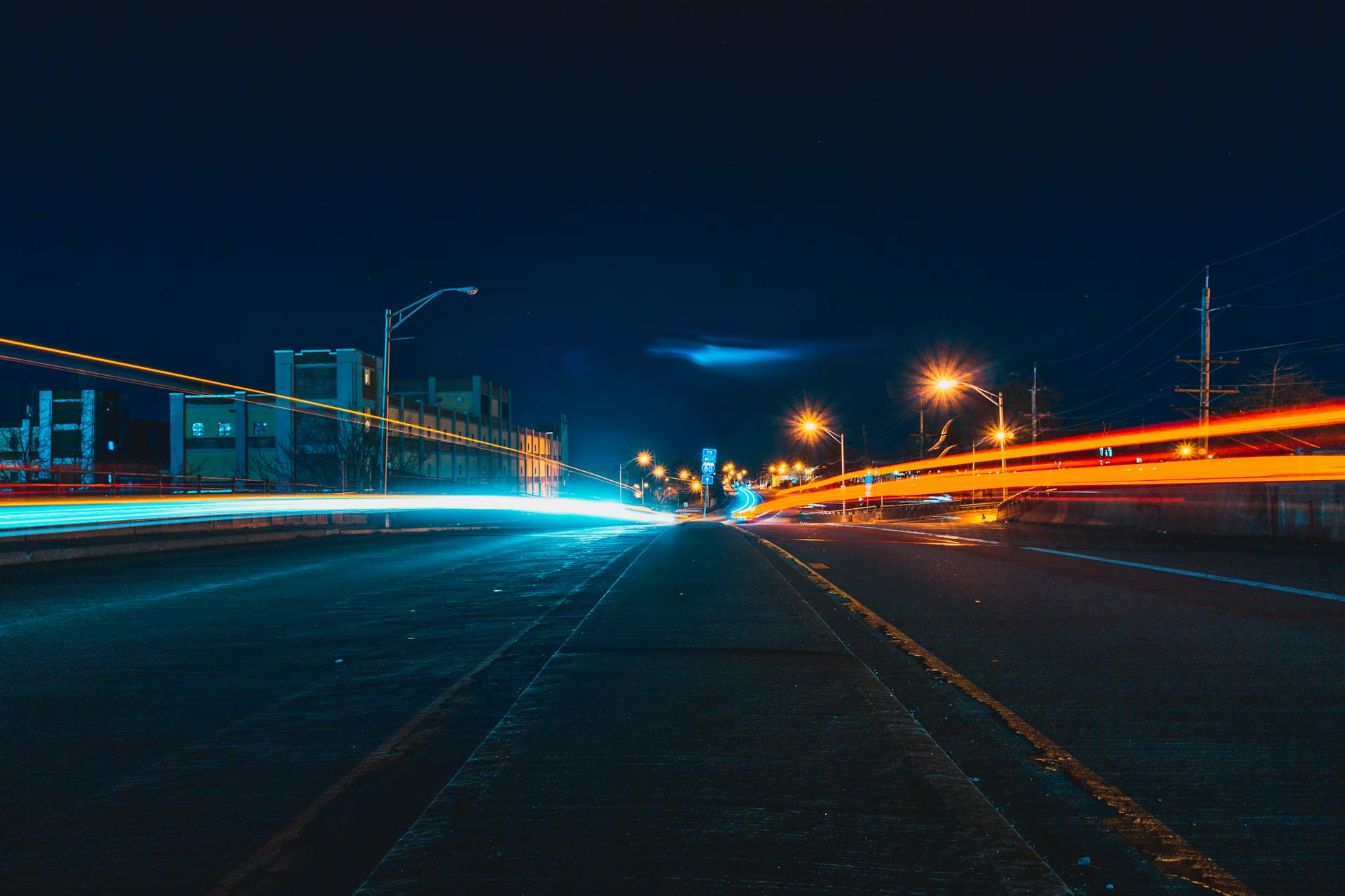 Una autopista de noche | Fuente: Pexels