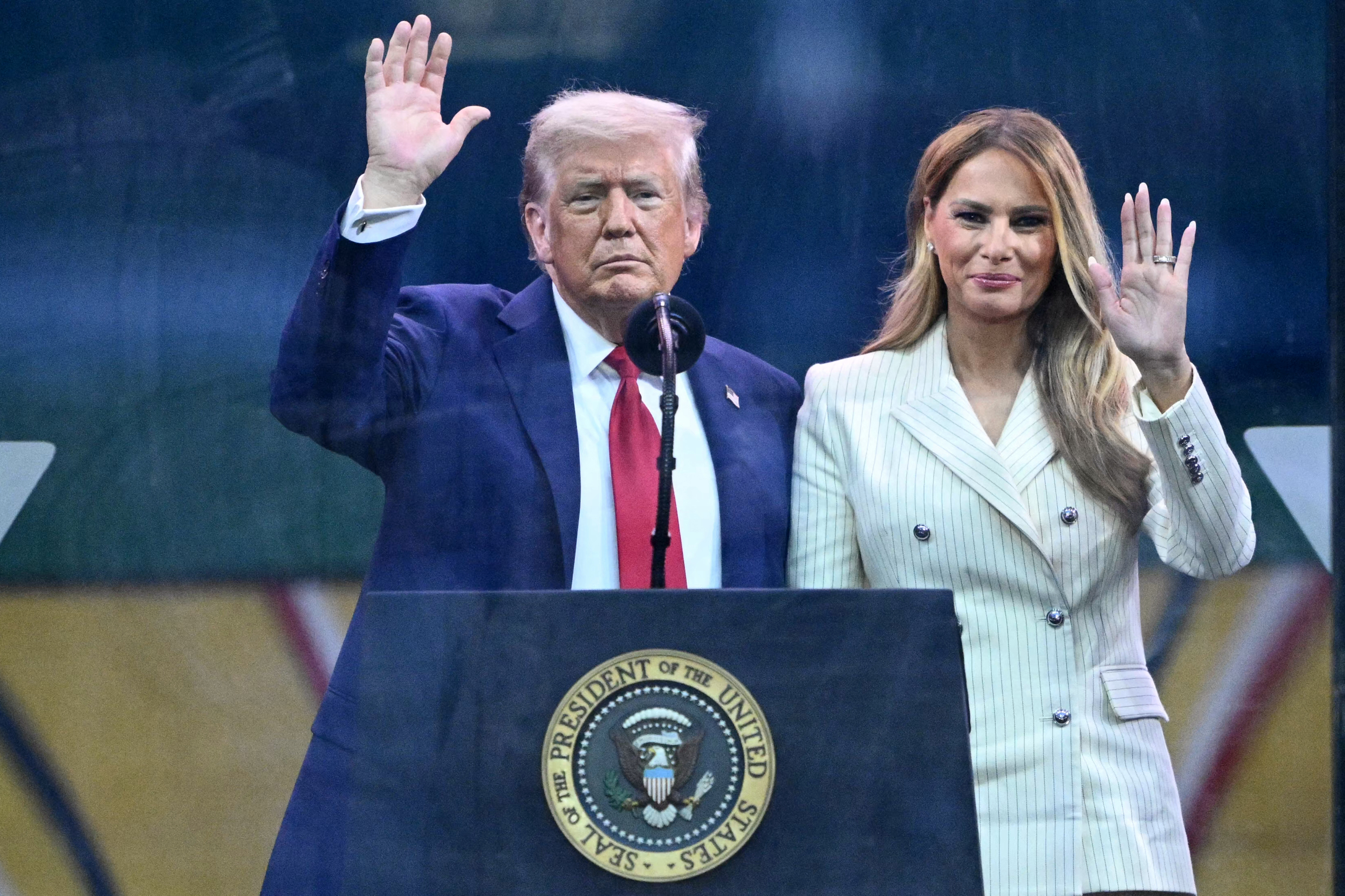 Donald y Melania Trump asisten al desfile del 250° aniversario del Ejército de EE.UU. en Washington, D.C., el 14 de junio de 2025 | Fuente: Getty Images