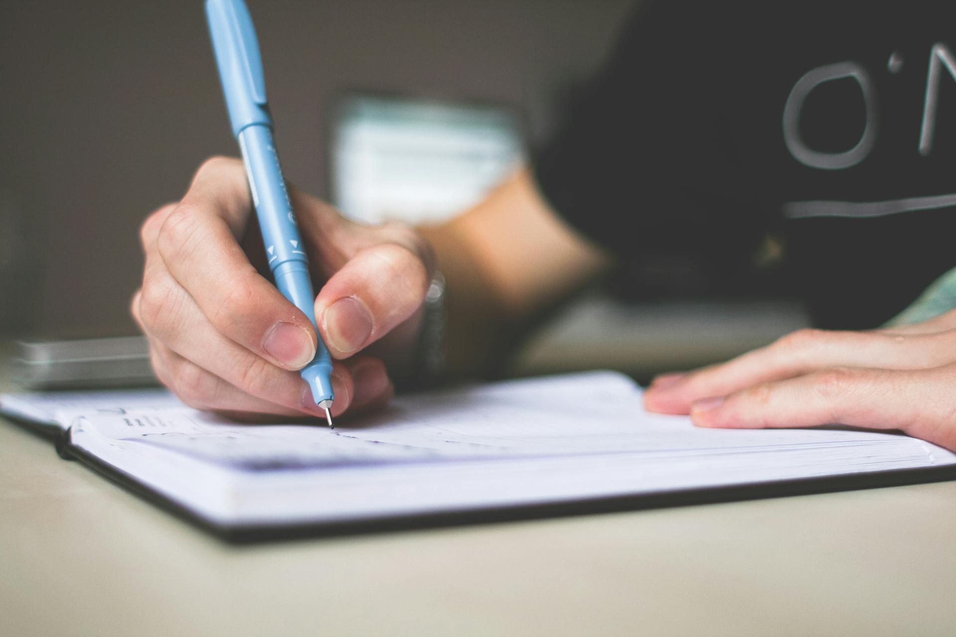 Una persona escribiendo | Fuente: Pexels