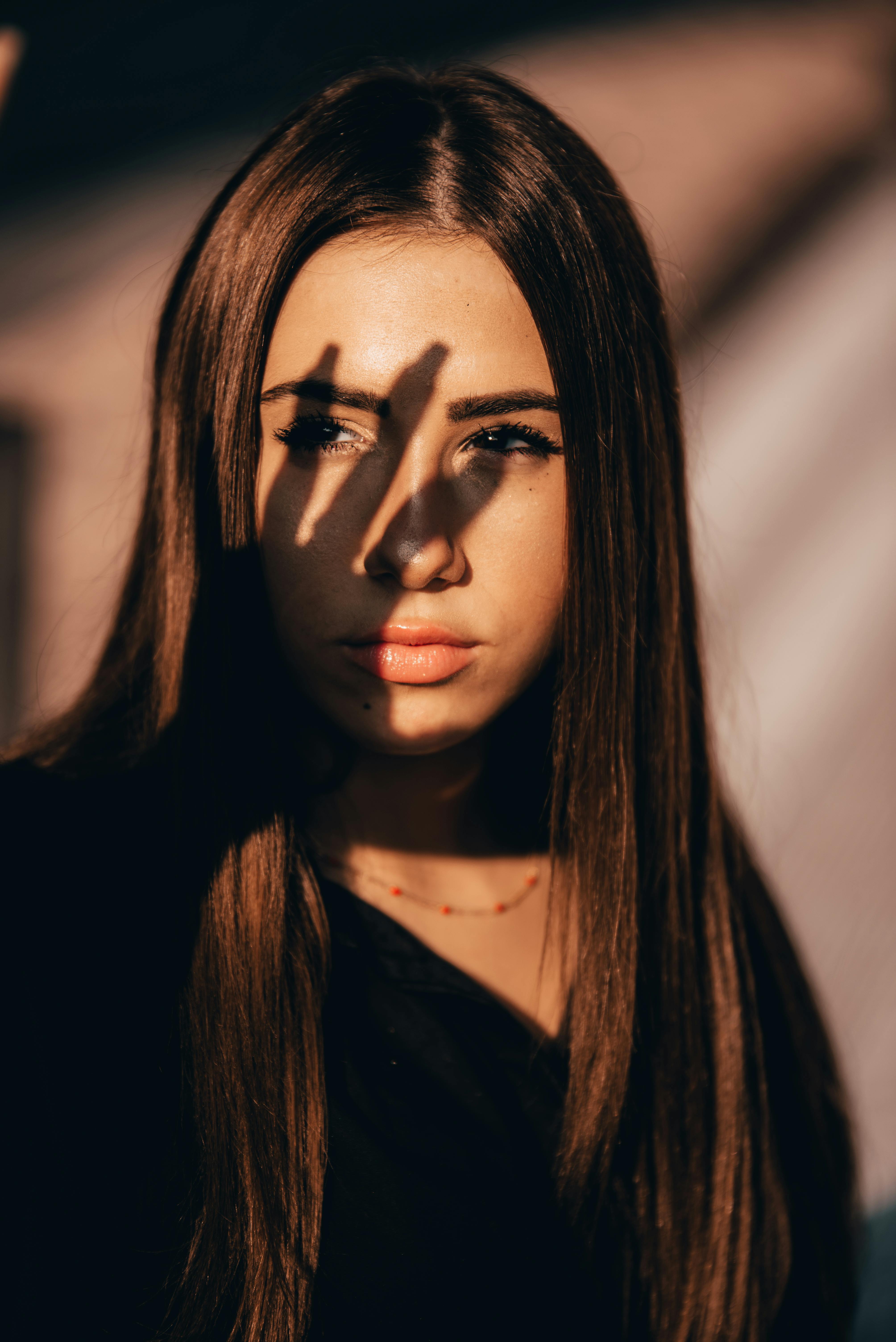 Una mujer entrecerrando los ojos | Fuente: Pexels
