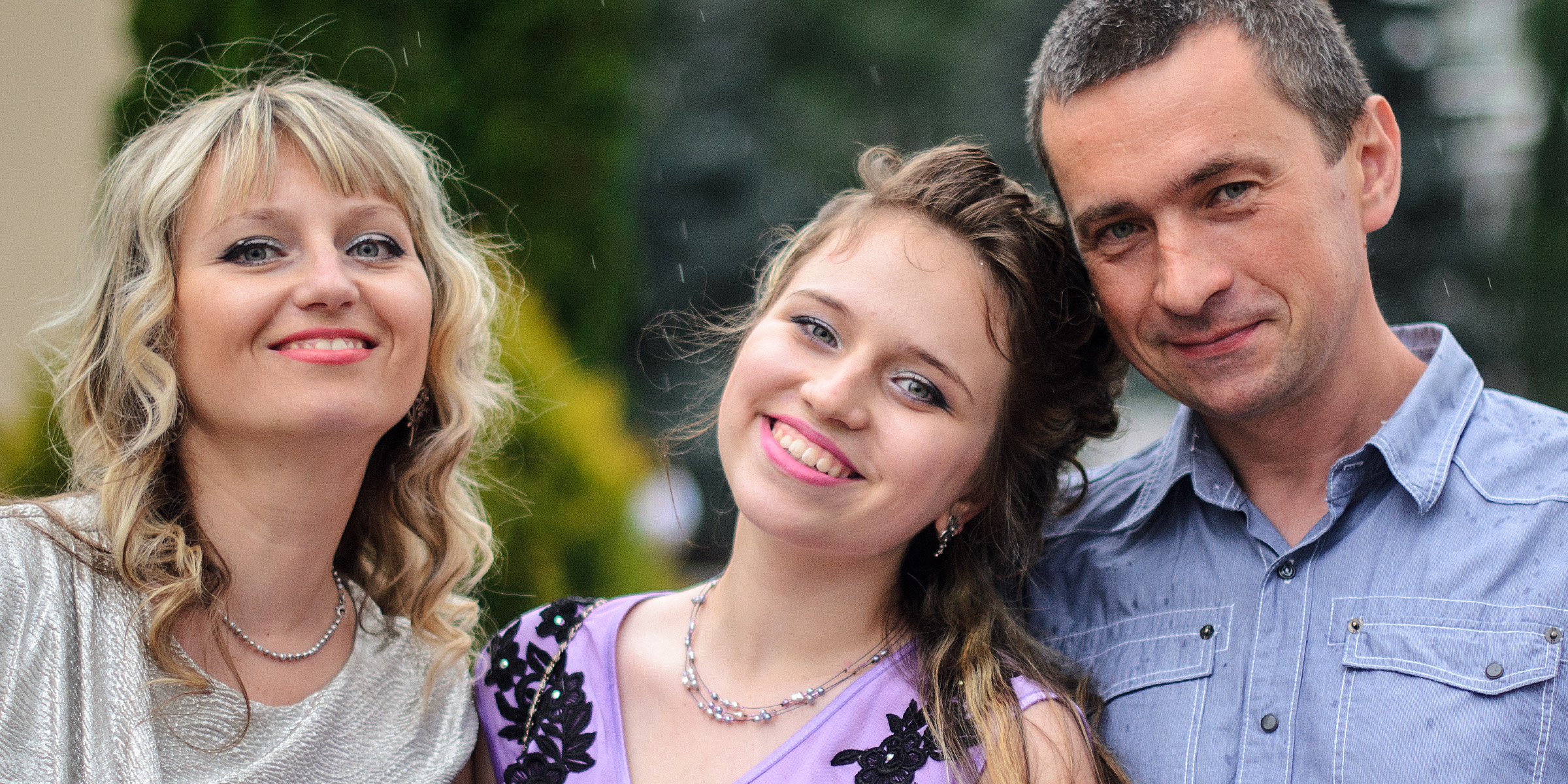Una joven con sus padres | Fuente: Shutterstock