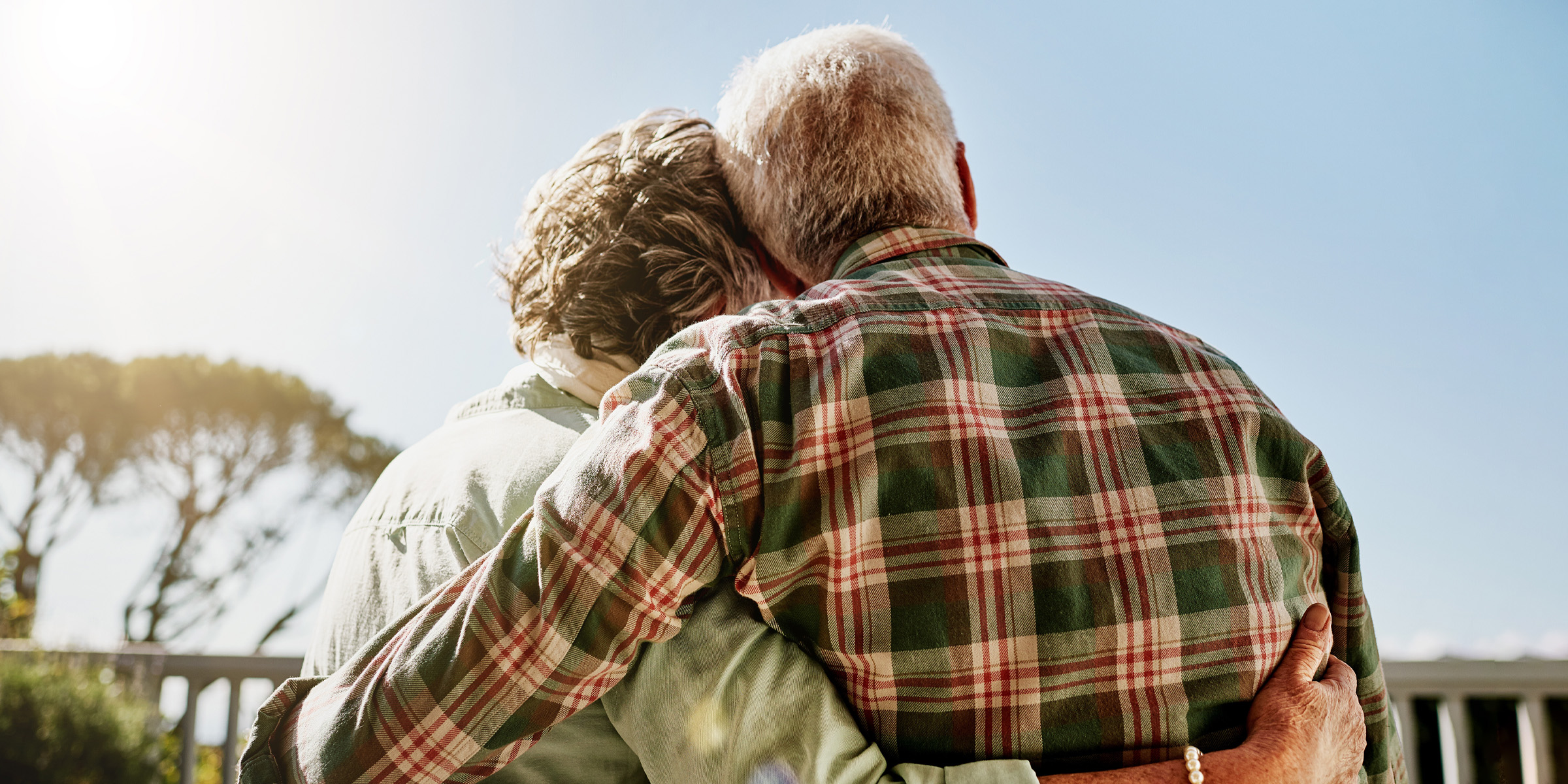 Una pareja de ancianos abrazándose | Fuente: Shutterstock
