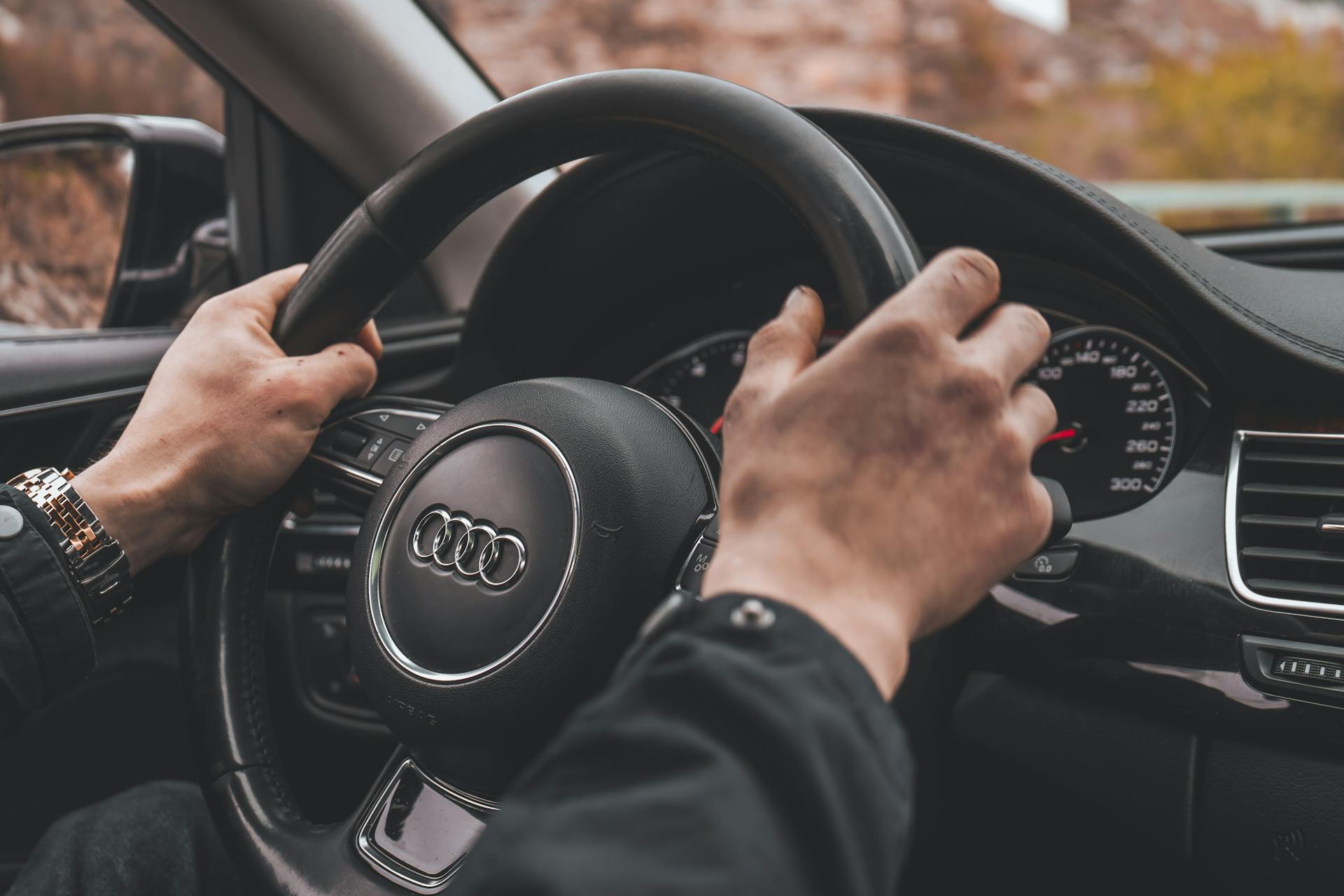 Un hombre sujetando un volante | Fuente: Pexels
