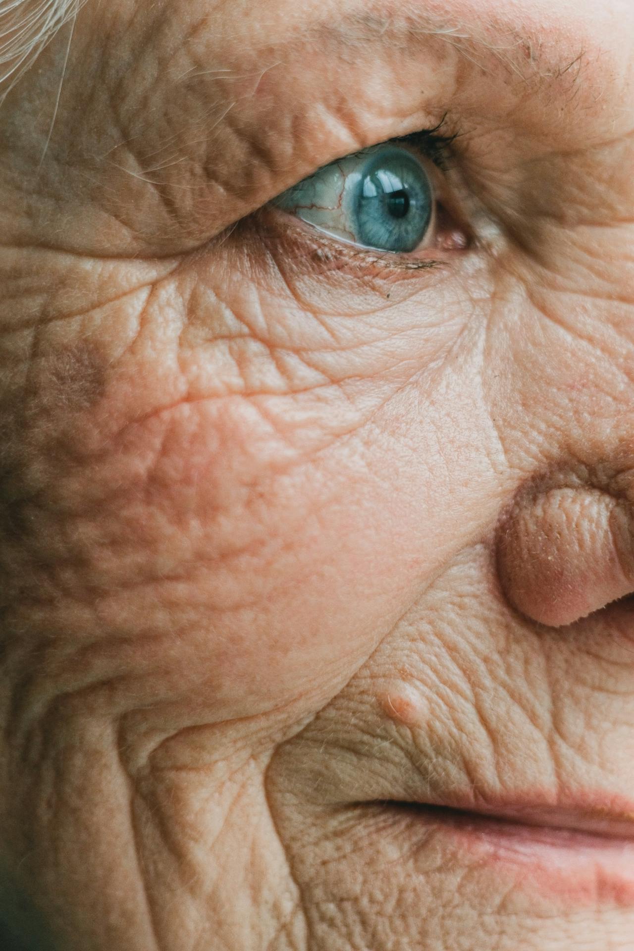 Una mujer mayor emocional | Fuente: Pexels